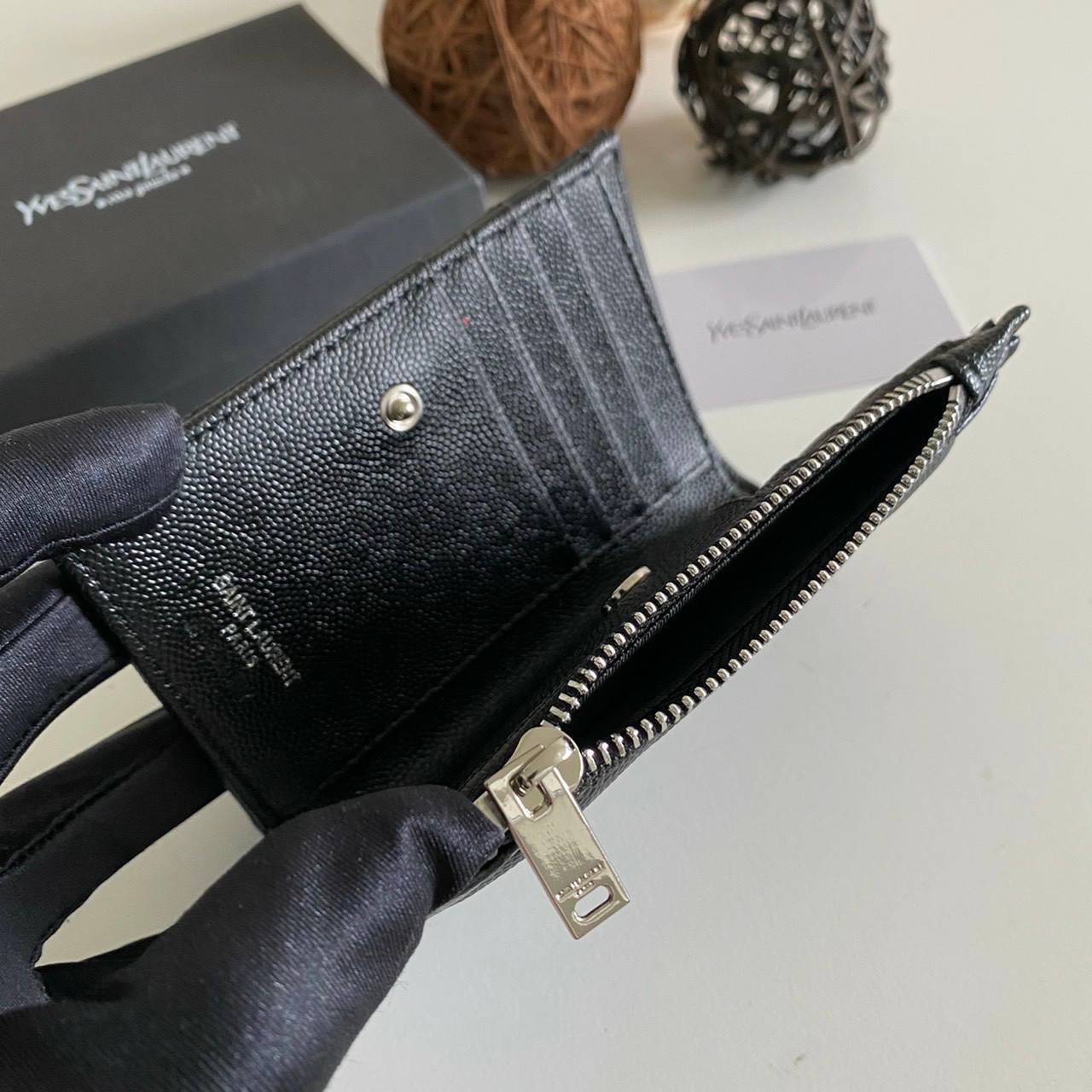 VIP GIFT 】หนังแท้ YSL SAINT LAURENT Monogram Zipped Bifold Wallet มาแล้วจร้า ถามหากันเยอะมากๆ กระเป๋าสตางค์ใบสั้นที่ใส่แบงค์ ใส่บัตร ใส่เหรียญได้เยอะสุดๆ มีสองด้านซิปและพับ ใบเดียวครบจบเลย หนังสวยมาก ละเอียดสุดๆ