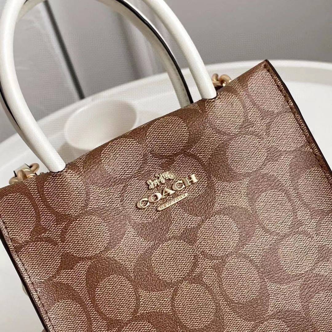 COACH MINI CALLY CROSSBODY IN SIGNATURE ((3599, 2184, 5693, 2134, 2183)) พร้อมส่งที่ไทยทันที! กระเป๋าสะพายครอสบอดี้ร์ กระเป๋าครอสบอดี้โท้ทมินิไซส์ รุ่นใหม่สุดฮอต!! ใบจริงคือน่ารักม้ากกกก!! สวยอยู่ทรง น่ารักน่าใช้ ทรงTote ปากกระเป๋าเปิดปิดแบบแม่เหล็ก ภายใน