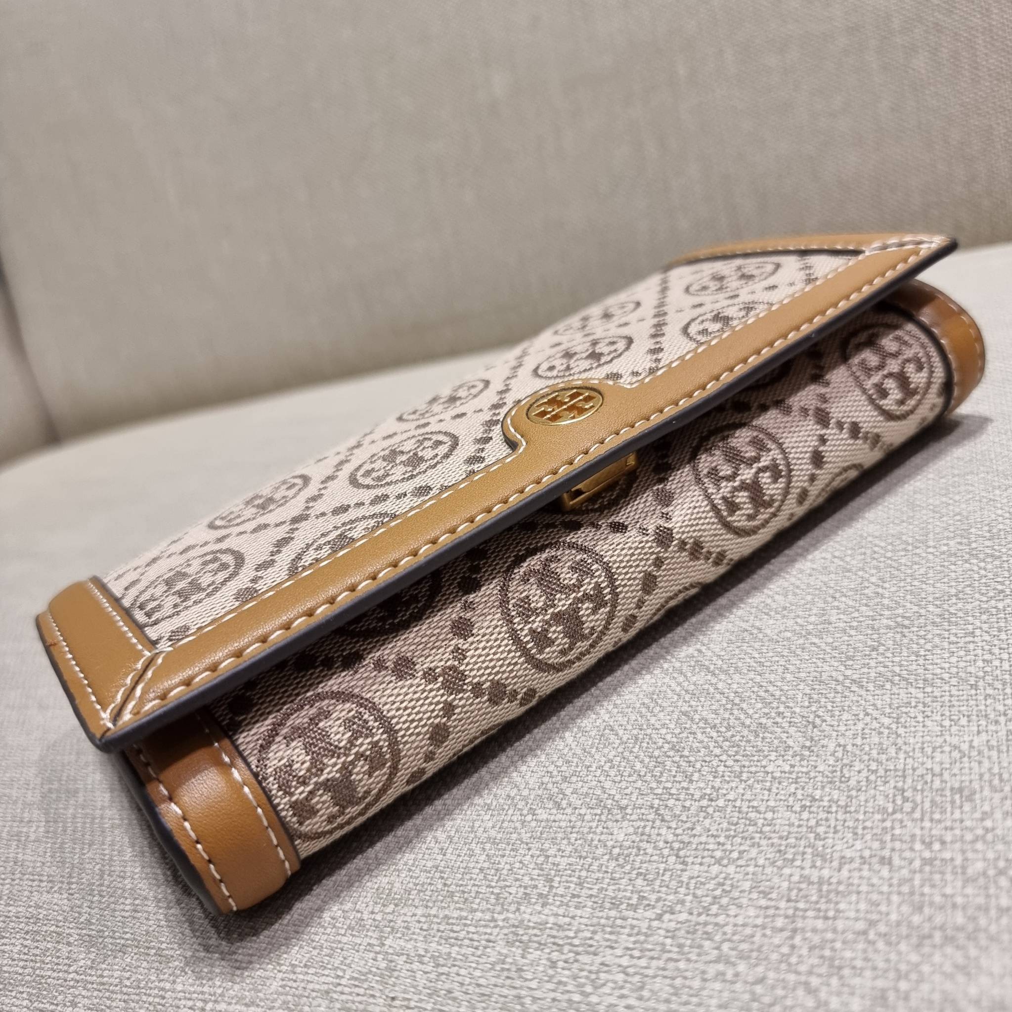 TORY BURCH T MONOGRAM JACQUARD CROSSBODY WALLET best seller ของคอลเลคชั่นนี้ ต้องไม่พลาด กับกระเป๋าสะพายกึ่งกระเป๋าสตางค์ ที่ช่วยให้ชีวิตง่ายขึ้น วัสดุผ้า jacquard ตัดสลับหนังแท้ เปิด-ปิดแบบฝาปิดแม่เหล็ก ภายในใส่ธนบัตรได้ มีช่องใส่บัตร และยังมีช่องซิปอีกด