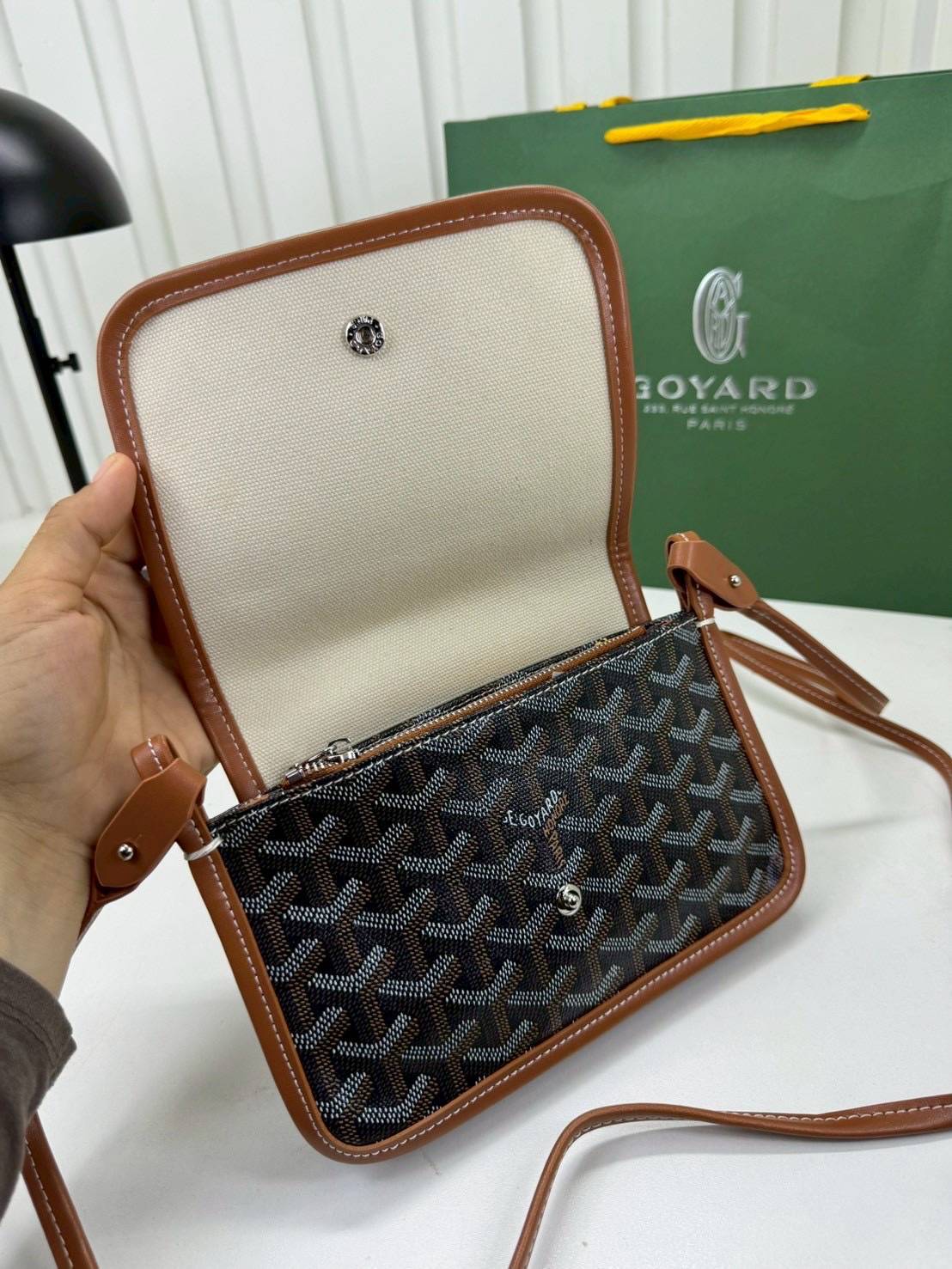 10 สี ORI หนังแท้ | GOYARD Plumet pouch-wallet กระเป๋าสะพายใบเล็กกะทัดรัด ดีไซน์กระเป๋าสตางค์ Plumet ดีไซน์มาพร้อมช่องใส่เหรียญ ธนบัตร และบัตรต่างๆ สามารถสะพายไหล่เป็นกระเป๋าสะพายข้างได้เหมือนกระเป๋าใบเล็ก
