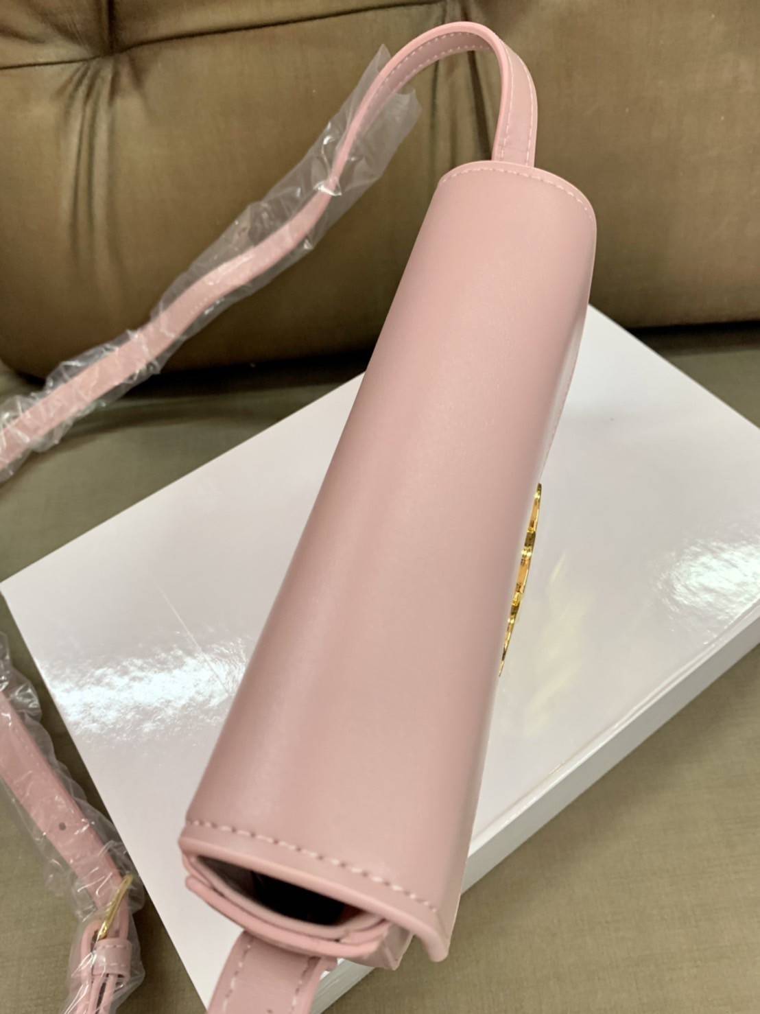 CELINE TRIOMPHE SHOULDER BAG VIP GIFT WITH PURCHASE-GWP พรีเมี่ยมกิ๊ฟ Limited Edition จาก CELINE PERFUME DUTY FREE COUNTER วัสดุหนังแกะสังเคราะห์เรียบ ดีไซน์ยอดนิยมสไตล์สาว LISA ทรงเหลี่ยมสวยหรูอยู่ทรง