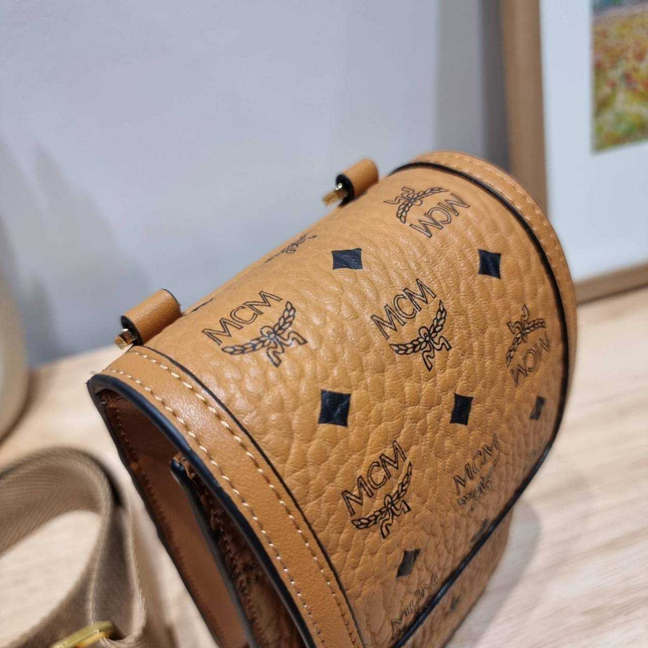 M.C.M CROSSBODY PHONE CASE IN VISETOS กระเป๋าสะพายข้าง สำหรับใส่ gadget คูลๆอย่างโทรศัพท์มือถือ ให้หนุ่มๆพกพาไปไหนๆได้สะดวก คล่องตัวกว่าเดิม เกรดออริ ท็อป 1:1 เกรดดีสุด สลับแท้