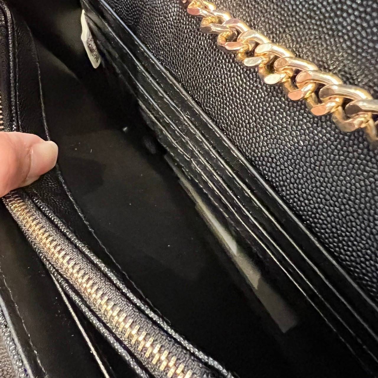 ไม่เคยผิดหวังจริงๆ!! กับรุ่นที่สาวๆรู้กัน Yves Saint laurent clutch bag with chain กระเป๋าสะพายทรง woc สุดฮอต ดีไซน์เรียบหรู โดดเด่นด้วยโลโก้ด้านหน้า เพิ่มดีเทลความผู้ดี วัสดุหนัง pepble ทนทาน ใช้งานง่ายเพียงแค่เปิด-ปิดด้วยกระดุมแม่เหล็ก ภายในแบ่งสัดส่วนไ