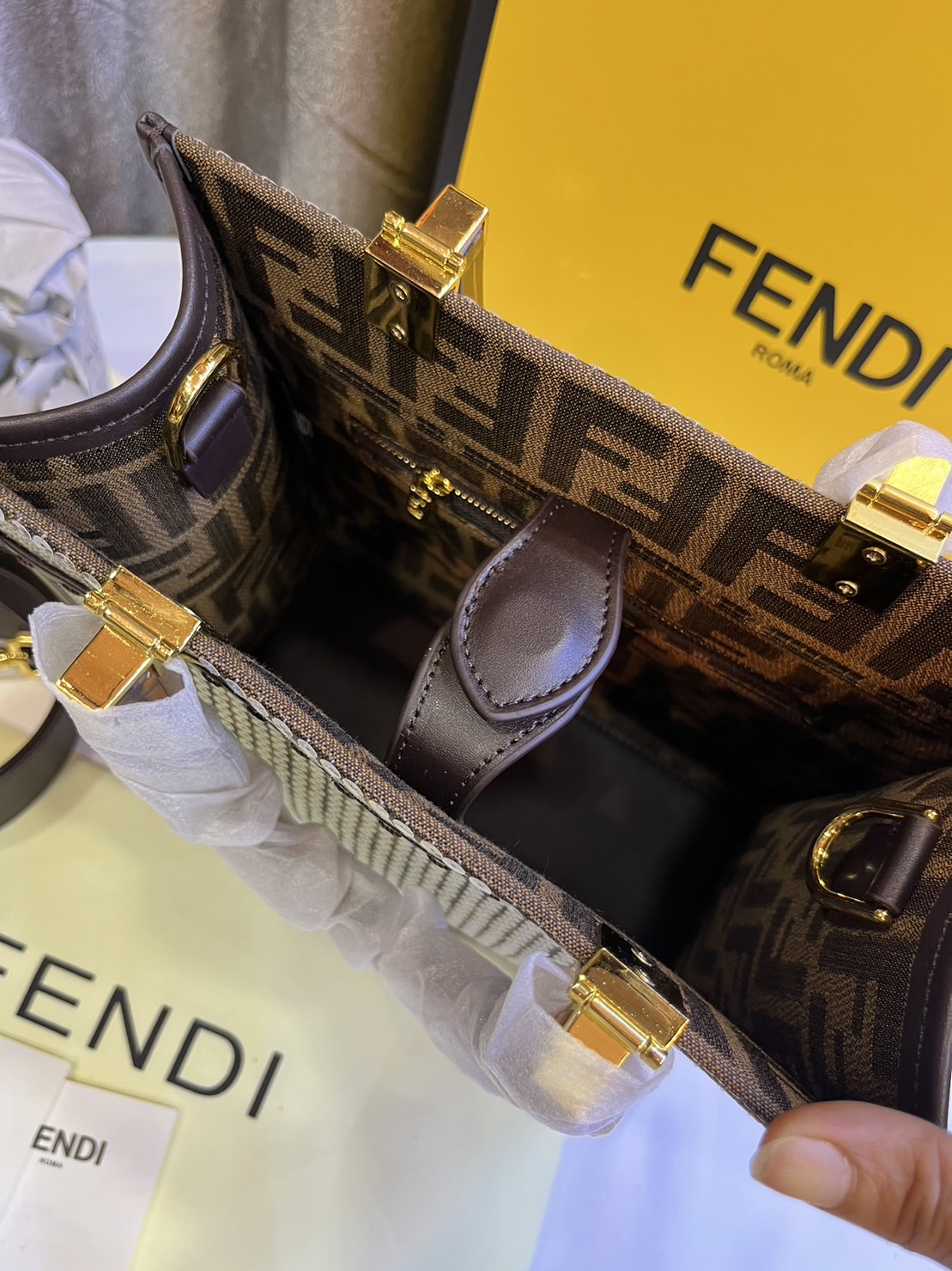 FENDI Sunshine jacquard FF sequins shopper / Fendi Tote bag 25cm พร้อมส่ง กระเป๋าสะพายทรงโท้ท ปักเลื่อมแวววาว รุ่นใหม่ สวยหรู **สินค้าเกรดออริจินอล 1:1 สลับแท้