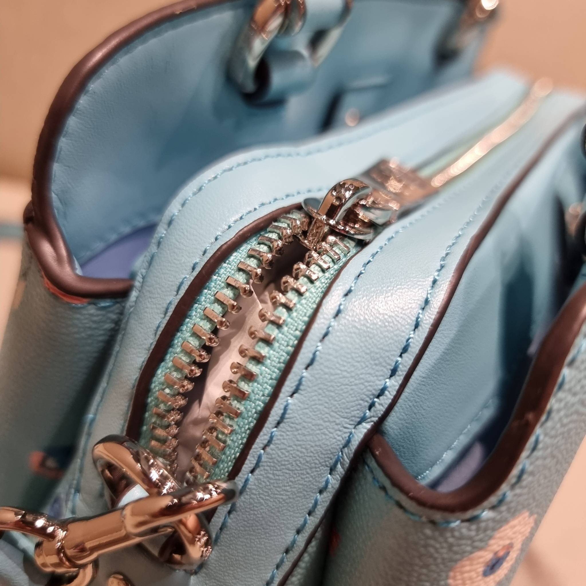 COACH C8216 MINI LILLIE CARRYALL WITH MYSTICAL FLORAL PRINT สีใหม่ล่าสุด กับรุ่นที่สุดของความขายดี คอลยอดฮิตในลวดลายสุดชิค กระเป๋าสะพายทรงสวย ที่ดีไซน์ออกมาให้ใช้งานง่าย สะดวก สวย หรู ดูดี!! วัสดุหนังแคนวาสเคลือบลาย มาพร้อมสายสะพายข้างและหูจับในตัว ถอดออก