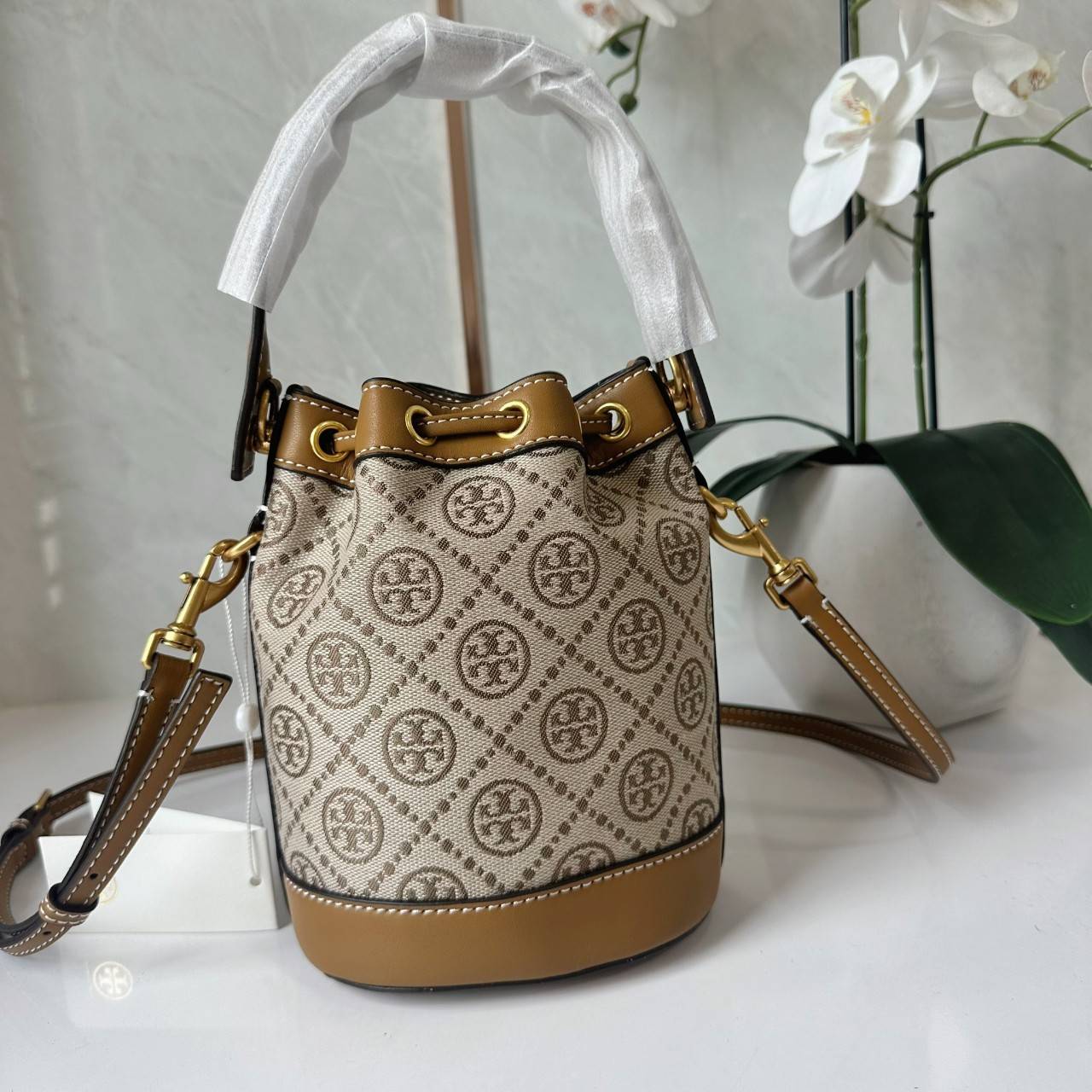 TORY BURCH T MONOGRAM JACQUARD MINI BUCKET BAG กระเป๋าทรงบัคเก็ตไซส์มินิ ทรงยอดนิยมขนาดน่ารัก