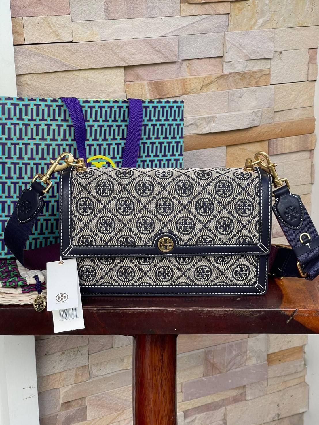 ของแท้ 💯% 】Tory burch t monogram jacquard shoulder bag คอลเลคชั่น T Monogram สำหรับคอลเลคชั่นฤดูใบไม้ผลิ 2021 เราสร้างสรรค์ลายโมโนแกรมที่ได้รับแรงบันดาลใจมาจากลวดลายการถักทอผ้าห่มของชาว Pennsylvania Dutch แบบดั้งเดิม