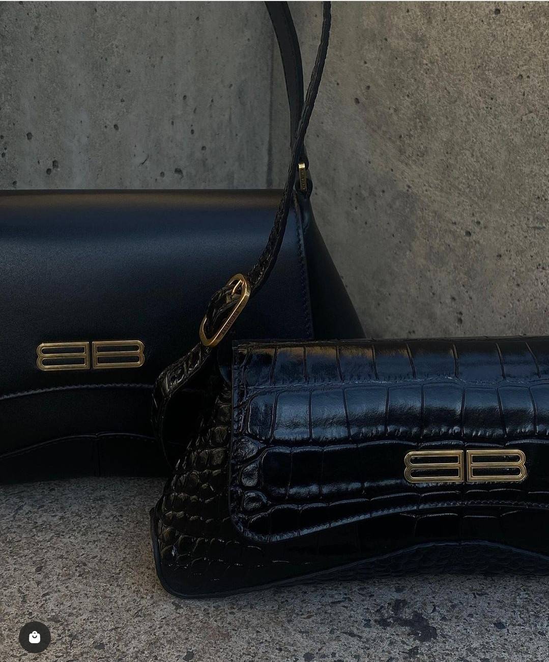 Balenciaga XX small flap bag กระเป๋าสะพายดีไซน์สวยเลิศ!! ไม่ซ้ำ เอกลักษณ์ที่โดดเด่นด้วยรูปทรง และขนาดที่กำลังเหมาะใช้งาน พร้อมดีไปหมด!! วัสดุหนังลายจระเข้ ขึ้นเงาคมชัด เปิด-ปิดด้วยกระดุมแม่เหล็ก ภายในกระเป๋าเป็นช่องโล่ง ใส่ของสำคัญจุกจิกพอได้ พกพาได้แบบไม