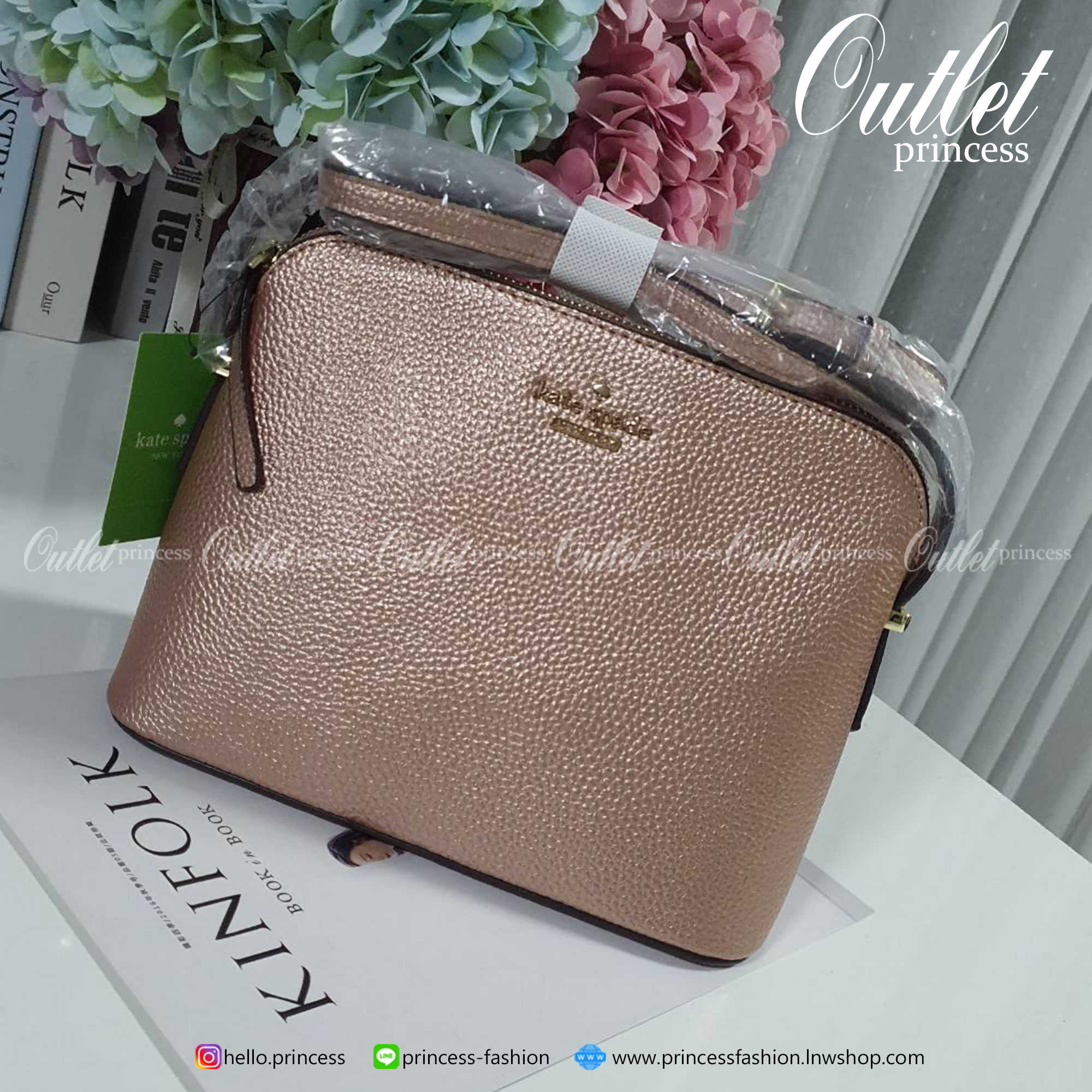 KATE SPADE CROSSBODY BAG แบรนด์ดังจากอเมริกาสุดฮิตของวัยรุ่น กระเป๋าสะพาย ขนาดน่ารักกำลังดี เปิดปิดด้วยซิปเดียวด้านบน ภายในมีช่องเล็ก1ช่อง ใส่มือถือได้ทุกรุ่นและกระเป๋าสตางยาวได้ ความยาวสาย 117cm ปรับได้ถึง5ระดับ รุ่นฮิตอีกรุ่นที่ไม่ควรพลาดเลยคร้า