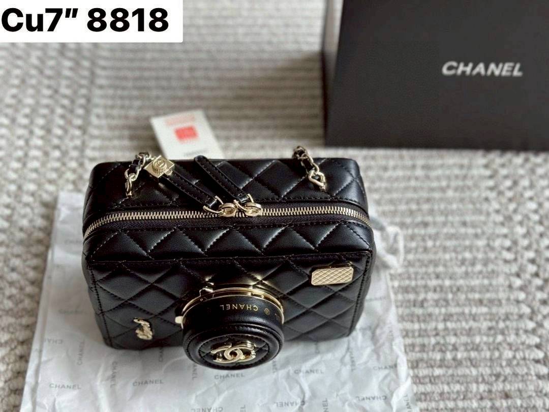 Chanel 24 camera bag Spring 2024 กระเป๋าสะพายทรงกล้อง เก๋มากสุดไอคอนิก ดีไซน์เป็นเอกลักษณ์ ดูแพงเกินเรื่อง มีความโดดเด่นดีไซน์คล้ายเลนส์ด้านหน้าเปิดเป็นกระจกได้