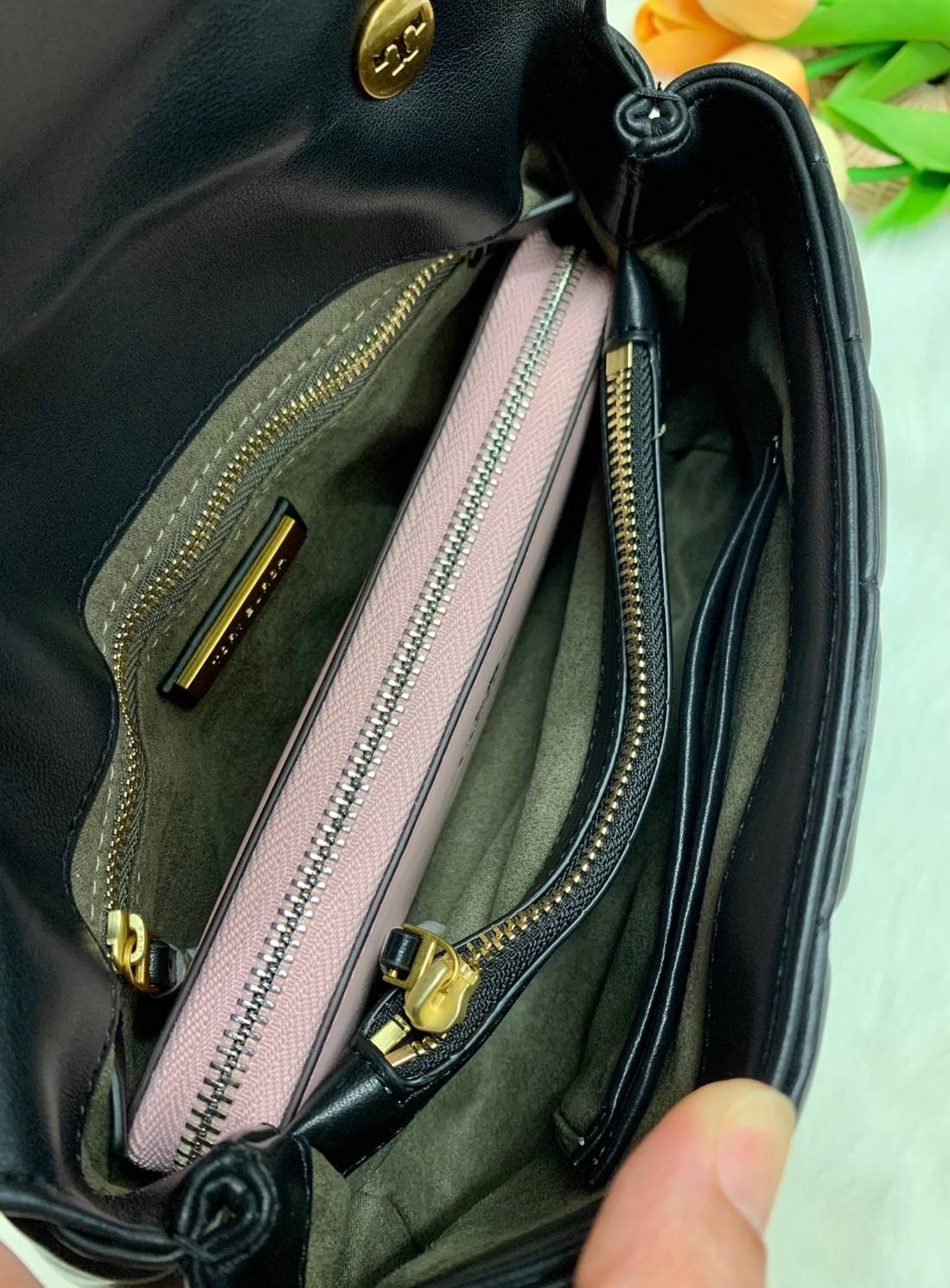 TORY BURCH KIRA QUILTED SMALL BAG พร้อมส่งที่ไทย ไม่ผิดหวังแน่นอนค่ะ! กระเป๋าหิ้วหรือสะพายข้างได้ วัสดุหนังแกะแท้ทั้งใบ ((หนังแกะจะมีคุณภาพดีเงานิ่มและแพงกว่าหนังวัวจ้า)) หนังนิ่มสวยงามมากๆค่ะ เปิดปิดกระเป๋าแบบหมุนล็อคแบบโลโก้แบรนด์ ใช้อะไหล่คลาสสิคดูหรูเ