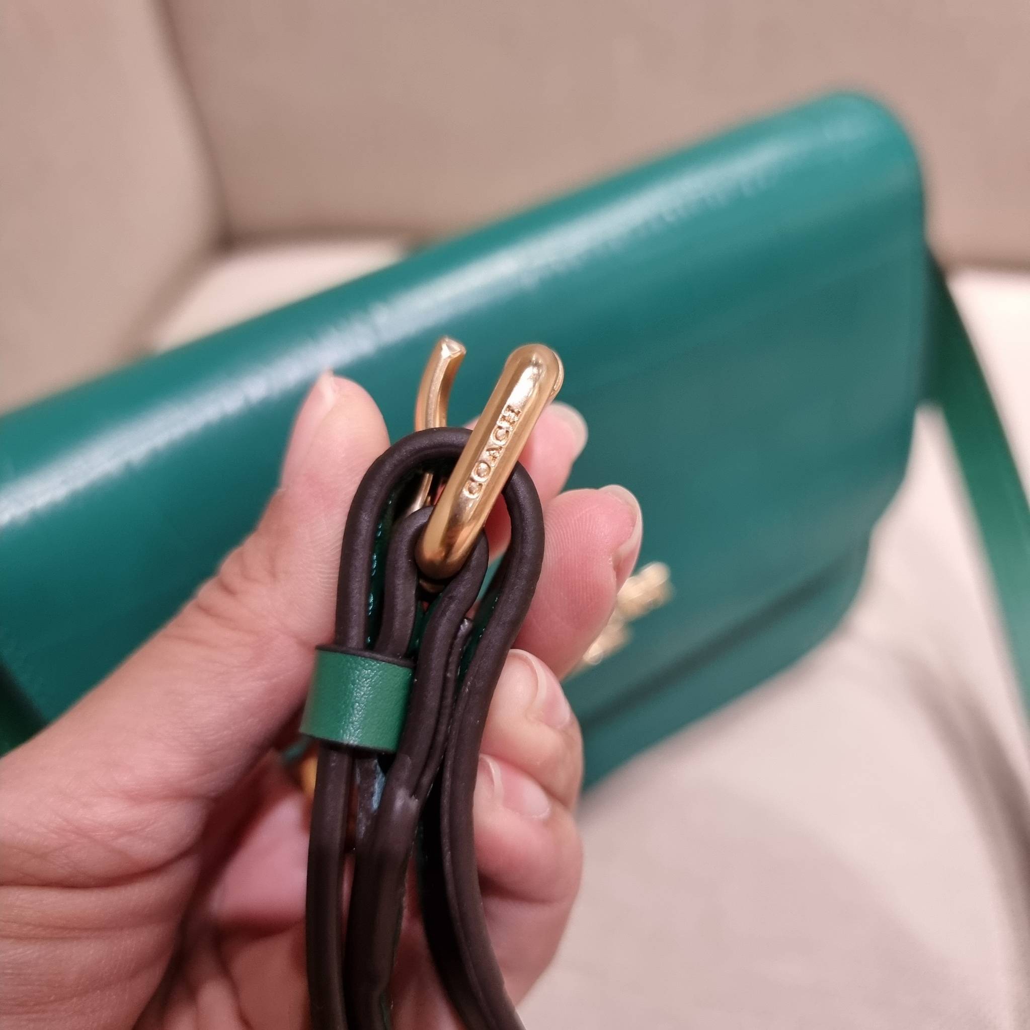 COACH C5631 BRYNN FLAP CROSSBODY แซ่บที่สุด ใหม่ที่สุด!! คอลเลคชั่นใหม่!! มองยังไงก็หลงรักละสายตาไม่ไหว กระเป๋าสะพายข้างลุคไฮน์ ที่ดีไซน์ออกมาได้ปัง และดูแพงมากๆ ด้วยดีเทลคลาสสิค รูปทรงใช้งานง่าย เรียบๆแต่มีดีเทล วัสดุหนังลายจระเข้ สวยม้าก!!! เปิด-ปิดด้วย