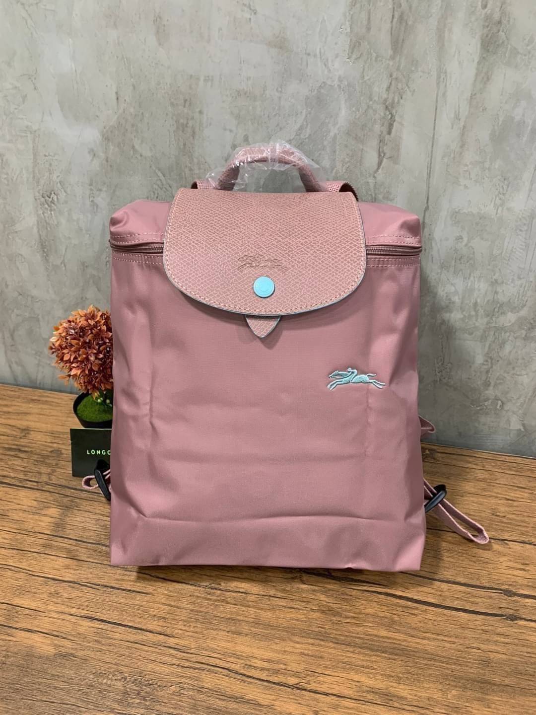 ของแท้ 💯% Longchamp LE PLIAGE Club Backpack พบกับอีกหนึ่งสไตล์ของLongchamp ที่เป็นรุ่นยอดนิยมอีกรุ่น สำหรับสาวแฟชั่นหัวทันสมัย เติมความพิเศษให้กับลุคด้วย ยังมีสีให้เลือกเยอะเรียกได้ว่าชอบสีโทนไหน ชอบแต่งตัวสไตล์ไหนก็เอาไปแมทช์กันได้เลย