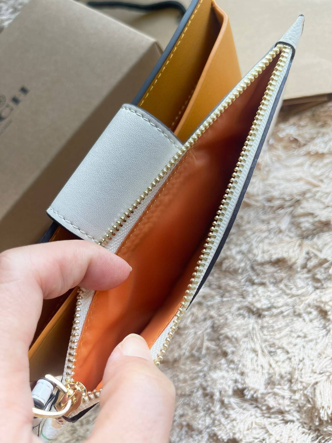 COACH TECH WALLET IN SIGNATURE CANVAS อีกหนึ่ง collection ของกระเป๋าสตางค์ที่ดีไซน์ทันสมัยให้ใช้งานได้แบบครบครัน เป็นกระเป๋าสตางค์ ที่มีช่องสำหรับใส่โทรศัพท์มือถือ ธนบัตร เหรียญ และบัตรต่าง ๆ ใช้งานแบบ2ด้าน เพิ่มความสะดวกสบายด้วยสายคล้องมือ ช่วยให้พกไปไหน