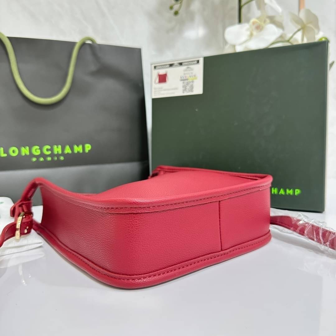LONGCHAMP LE FOULONNÉ CROSSBODY BAG กระเป๋าสะพายที่เรียบง่ายและดูดี การออกแบบที่คล่องตัวของรุ่นนี้เหมาะอย่างยิ่งสำหรับผู้หญิงที่มีบุคลิกที่ต้องการกระเป๋าสไตล์แบบเรียบง่าย