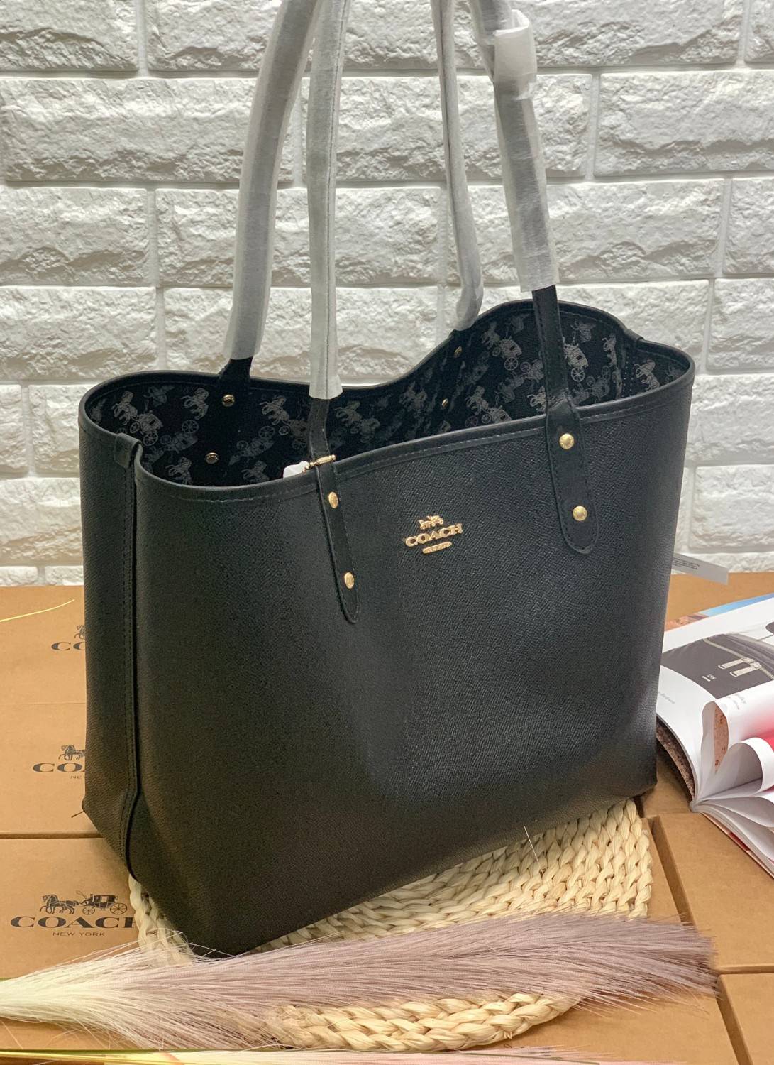 COACH 91107 REVERSIBLE CITY TOTE WITH HORSE AND CARRIAGE PRINT ใช้ได้ 2 ด้าน 🔺ทรง Tote รุ่นแนะนำค่ะ!! วัสดุ pvc อย่างดี นิ่มยวบตัวสวย ลายรถม้าทั้งใบค่ะ (ในไทยหายากค่ะลายนี้) 📌สามารถใช้ได้ทั้งด้านในและด้านนอกนะคะ สวยทั้ง2ด้านเลยทีเดียว เป็น
