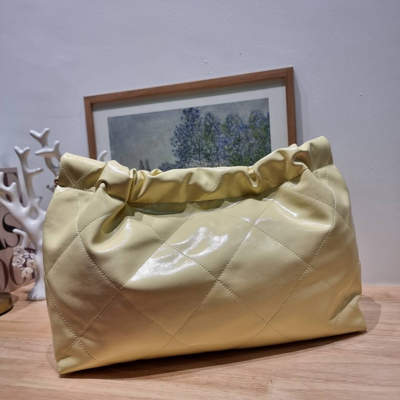 Chanel 22 horizontal bag แรงเกินต้านที่สุดกับไอเท็มนี้ ที่สาวๆหรือใครๆก็ต้องมี มาในไซส์ใหญ่ รูปทรงใช้ง่ายขึ้น แต่ยังจุได้หนักๆเหมือนเดิม ดูหรูหรา เกินเรื่องที่สุด