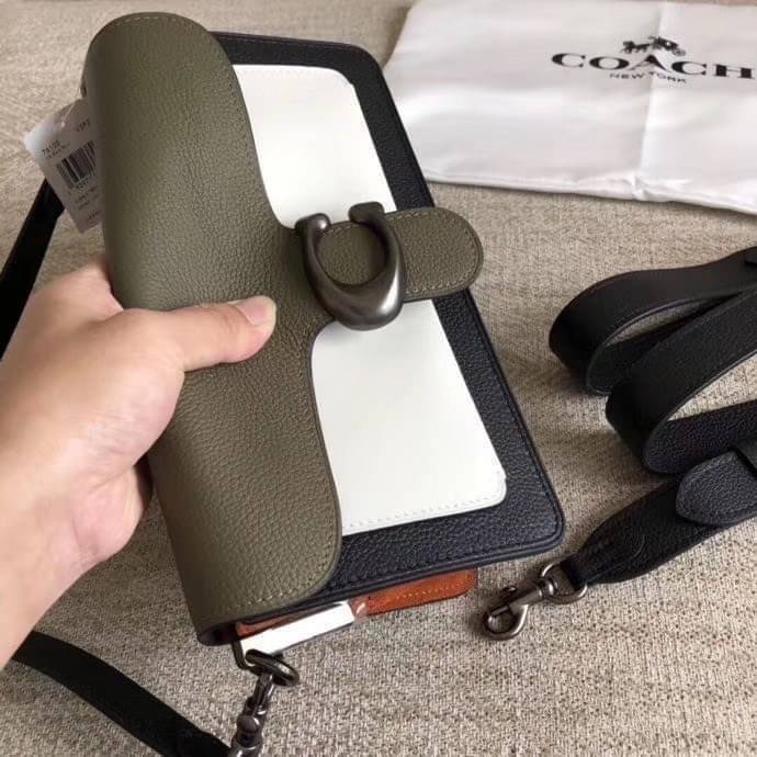 OUTTLET 】Coach Tabby Shoulder Bag 26 กระเป๋าหิ้วได้//คล้องไหล่ได้//สะพายข้างได้ ใบเดียวสุดคุ้มค่ะ! เปิดปิดกระเป๋าแบบกระดุมแม่เหล็ก มีอะไหล่Cตัวใหญด้านหน้าบ่งบอกถึงความหรูทีเดียวค่ะ ใส่กระเป๋าเงินใบยาวได้ มีช่องซิปกลาง;ช่องเล็กใส่ของจุกจิก;ช่องด้านหน้าหนึ่