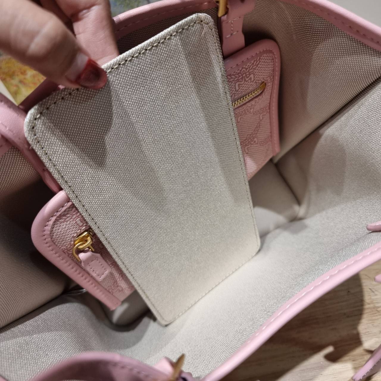 M.C.M MINI HIMMEL SHOPPER IN LAURETOS คอลเลคชั่นใหม่ พร้อมสีใหม่ ดีไซน์ละมุน น่าใช้มากๆ กระเป๋าทรงช้อปปิ้ง เรียบหรู