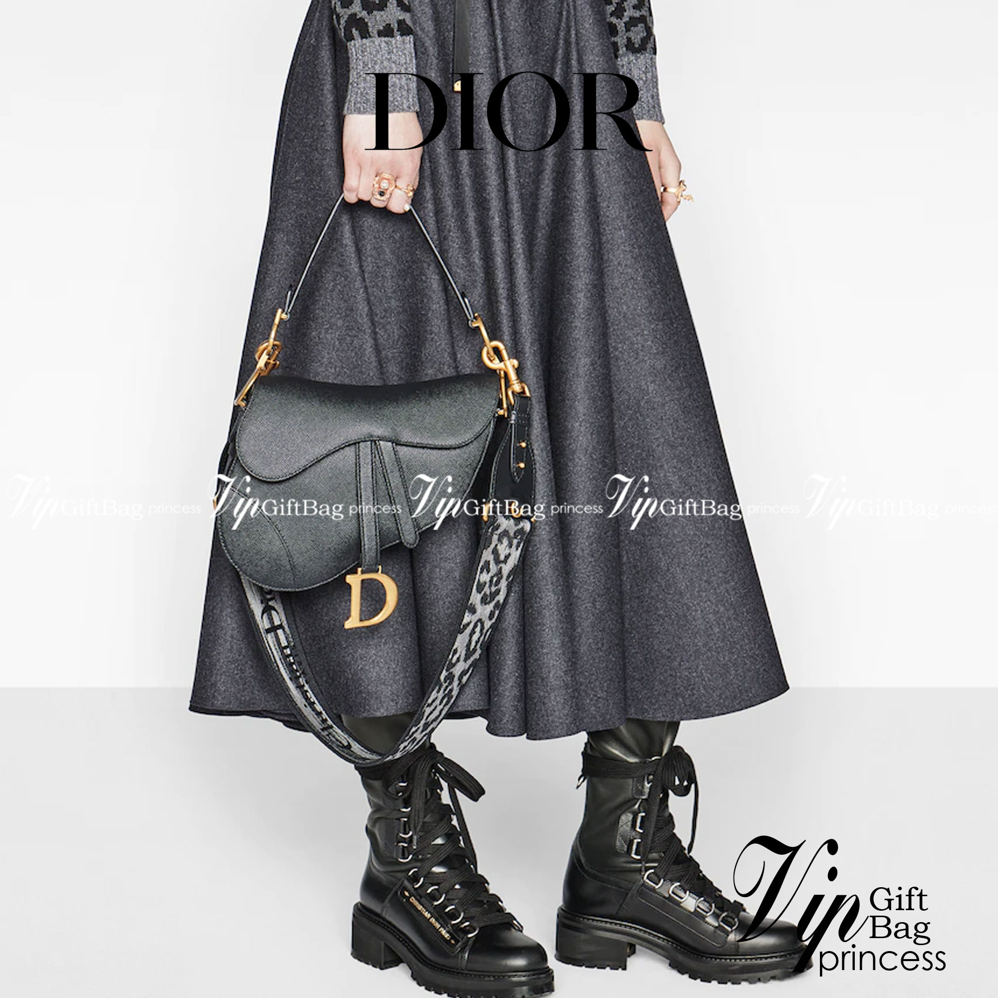 หนังแท้ DIOR SADDLE BAG with strap กระเป๋ารุ่นยอดนิยมตามแบบฉบับแบรนด์ งานออริหนังแท้ทั้งใบ ใช้งานได้ 2 แบบ สะพายยาว CROSSBODY และสายสั้นถือได้เก๋ๆ ลุคนี้คูลสุดๆ เลยค่าา ภาพถ่ายจากสินค้าจริง! สวยมาก พร้อมส่งที่ไทยราคาสุดคุ้ม สาวๆ ห้ามพลาดค่ะ!