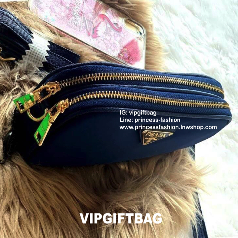 PRADA CROSSBODY BAG WITH ZIP GIFT WITH PURCHASE (GWP) กระเป๋าสะพายพรีเมี่ยมกิ้ฟ Limited Edition จากเคาน์เตอร์แบรนด์ดีไซน์เรียบหรูดูดี วัสดุ Nylon & Polyester 100% เนื้อหนาคุณภาพดีตามแบบฉบับของแบรนด์ ด้านหน้าประดับโลโก้มีช่องแบ่ง2 ช่องเป็นสัดส่วนเปิดปิดด้ว