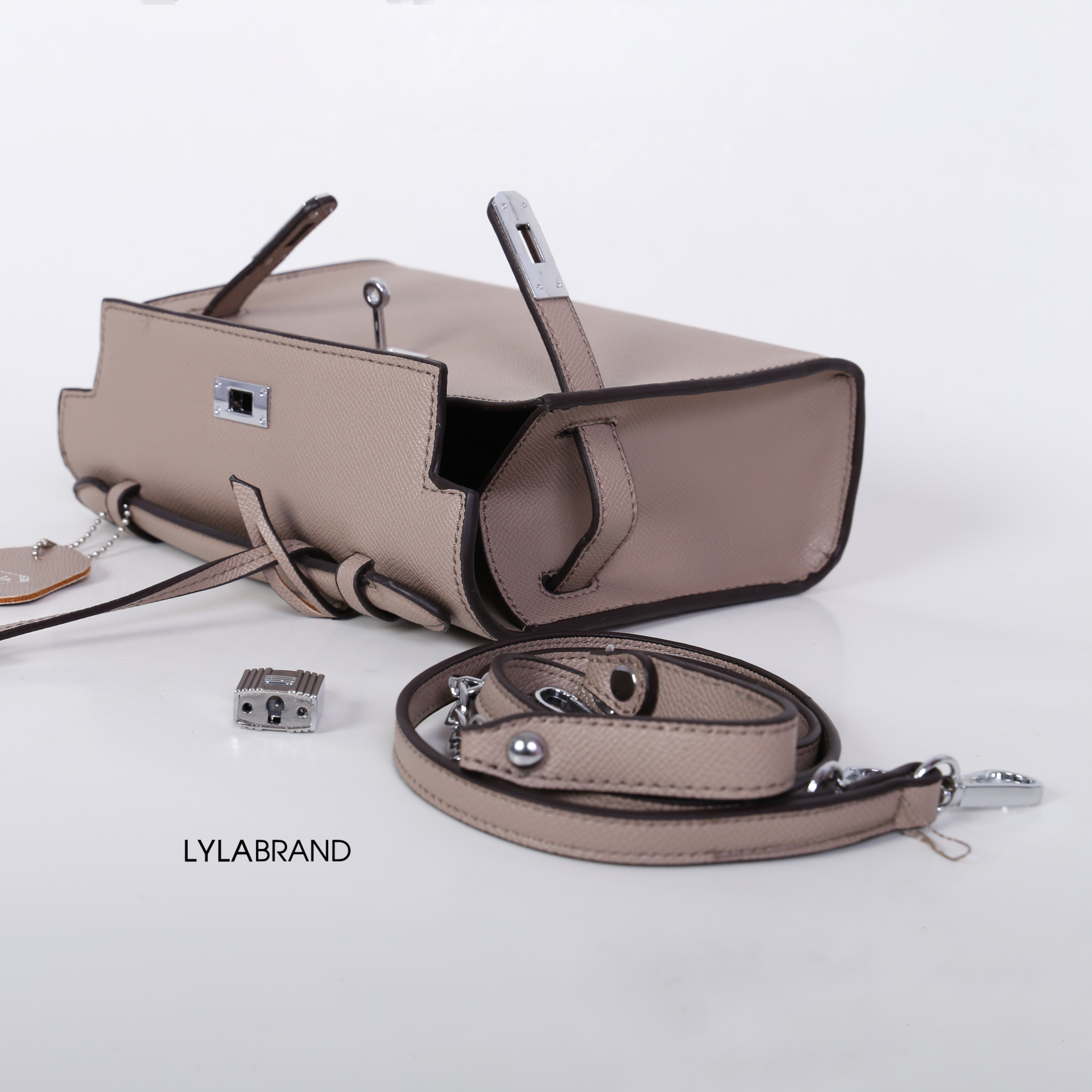 LYLABRAND🔔 KELLY MINI SIZE 22 CM / EPSOM PU TOP PREMIUM มาพร้อมสายหนังและสายโซ่คุณภาพดีสุดๆ ใบเล็กน่ารักพอดิบพอดีถือเป็นครัชออกงานได้ให้ลุคหรูสุด หรือจะใส่กับชุดทำงาน กางเกงยีนส์ ได้หมด ครบเลยค่ะ ให้ลุค ผู้ดีมากๆ ใส่ iphone plus ได้ทุกรุ่น มีสีให้