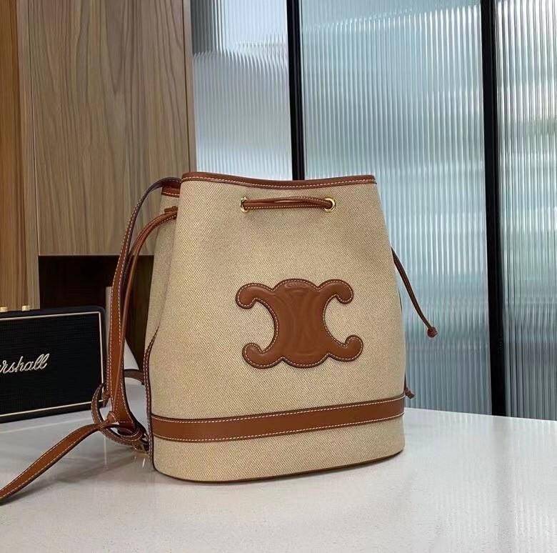 Celine Vip Gift Bag กระเป๋าถือหรือสะพายไหล่ วัสดุ Canvas สวยหรูอยู่ทรง อะไหล่ทอง ติดโลโก้แบรนด์ด้านหน้า หรูหรา มีสายยาว ถอดสายได้ ปรับระดับได้ น้ำหนักเบา มาพร้อมถุงผ้าแบรนด์ ไม่ควรพลาด ใบจริงสวยมากก คุณค่าที่คุณคู่ควรค่า