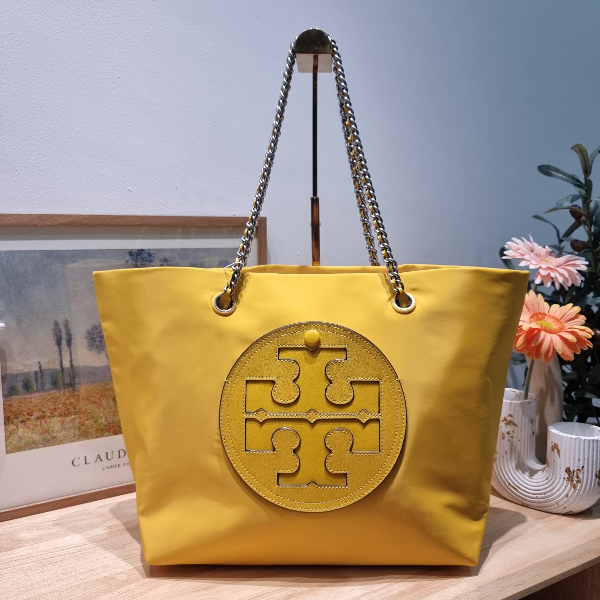 TORY BURCH Ella Chain Tote Bag / TORY TOTE NYLON BAG พร้อมส่ง 4 สี กระเป๋าสะพายทรงโท้ทใบใหญ่ จุของไปเลยแน่นๆ รูปทรงคลาสสิคชวนใช้ โดดเด่นด้วย patch โลโก้ แนะนำรีบสั่งใช้ไปสวยก่อนใครได้เลยน้า