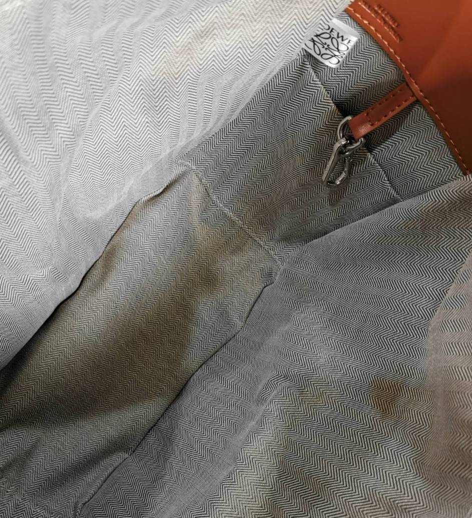 LOEWE ANAGRAM SHOULDER BAG VIP กระเป๋าถือหรือสะพาย รุ่นหายากสุดเลอค่าวัสดุ Anagram Canvas ตัดหนังแท้ Calfskin สุดคลาสสิค ขนาดกำลังดี น้ำหนักเบา ภายในโล่งกว้างและจุ ใส่กล้อง มือถือ ของใช้ได้เยอะ มาพร้อมหูสั้นหนังแท้หิ้วถนัดมือและสายหนังยาวสะพายไหล่หรือ Cro