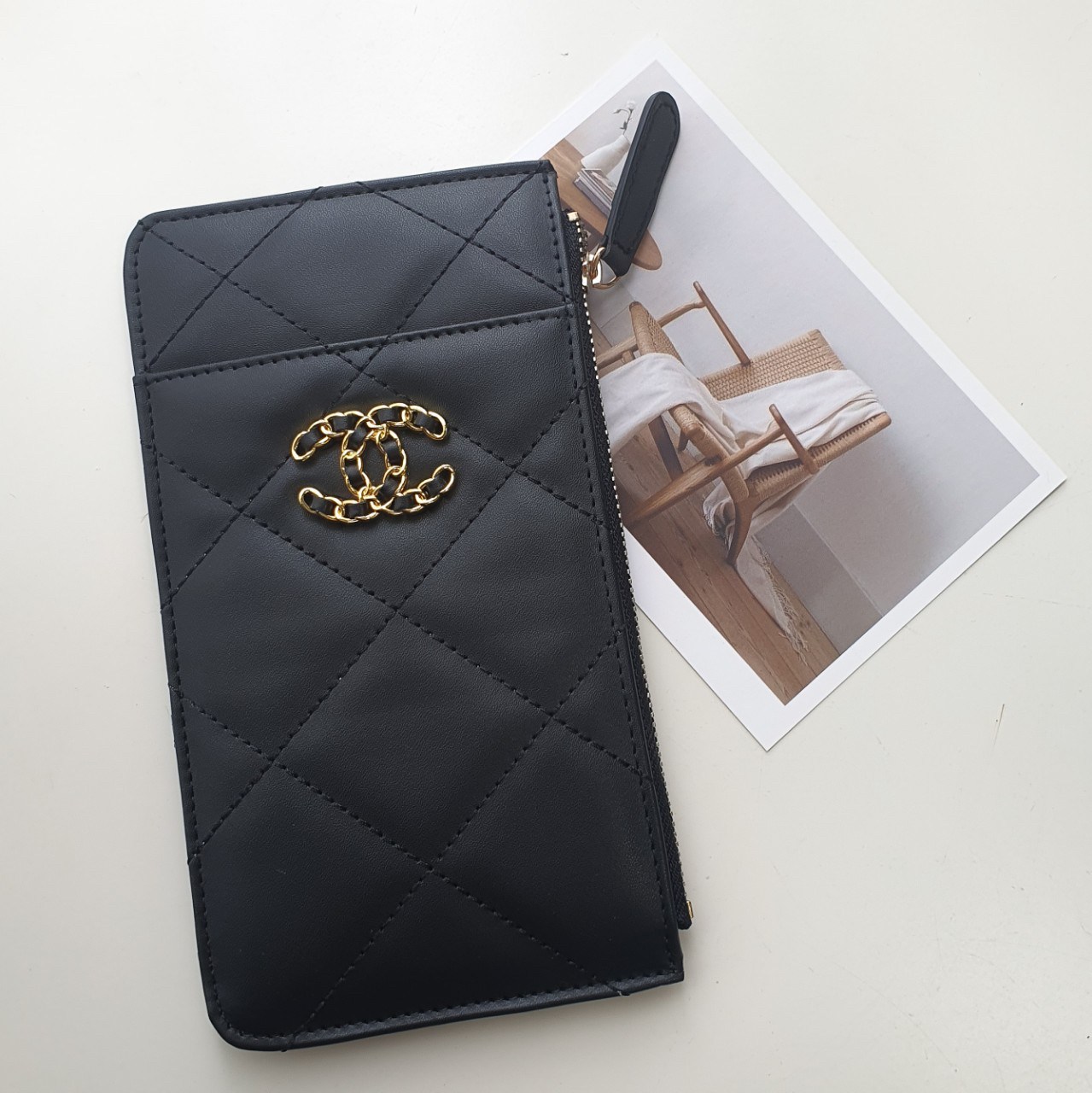 VIP 】รุ่นใหม่ล่าสุด 🎁 พร้อมส่งที่ไทยค่าา จุเงินได้เต็มกระเป๋า♡♡ แนะนำรุ่นนี้เลยคะ งานพรีเมี่ยมกิ้ฟท์จากเค้าเตอร์ต่างประเทศ กระเป๋าสตางค์ทรงสวย สะดุดตา หนังสัมผัสลายด้าน จากแบรนด์ CHANEL (GWP) ด้านหน้ามีโลโก้แบรนด์ CC สีทองหรู มีช่องซ