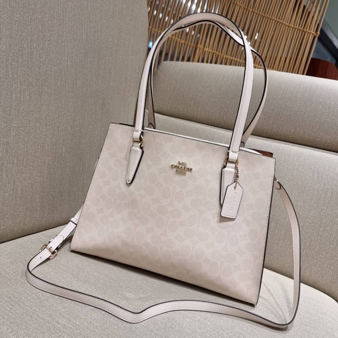 COACH C4075 TATUM CARRYALL IN SIGNATURE CANVAS คอลเลคชั่นใหม่ล่าสุด จัดมาให้ได้สวยก่อนใคร สวยหรูทุกสี!! ลุคผู้ดีต้องมาอีกหนึ่ง กระเป๋าสะพายทรงสวย ที่มาพร้อมสายสะพายไหล่ในตัว และสายครอสบอดี้สำหรับสะพายข้าง วัสดุหนัง crossgrain สวยคมมากๆ ตัวกระเป๋าถูกแบ่งเป