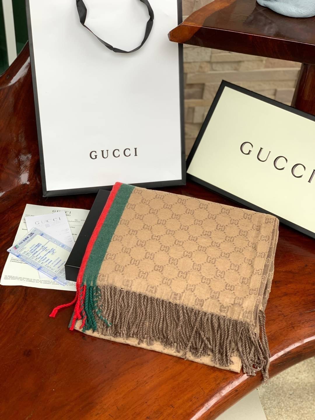 Gucci Classic Print Scarf แบรนด์ดังจากประเทศอิตาลี ด้วยงานพรีเมี่ยมกิ้ฟ ส่งมอบความรู้สึกดีๆให้กับคนที่คุณรัก ในรูปแบบผ้าพันคอและผ้าคลุมไหล่ผืนใหญ่สีสันไม่ฉูดฉาด เหมาะกับชุดที่เป็นทางการหรือลำลองก็ได้ เป็นผ้าที่ให้ความอบอุ่น ถักทอด้วยผ้าcashmere ผ้าเนื้อดี