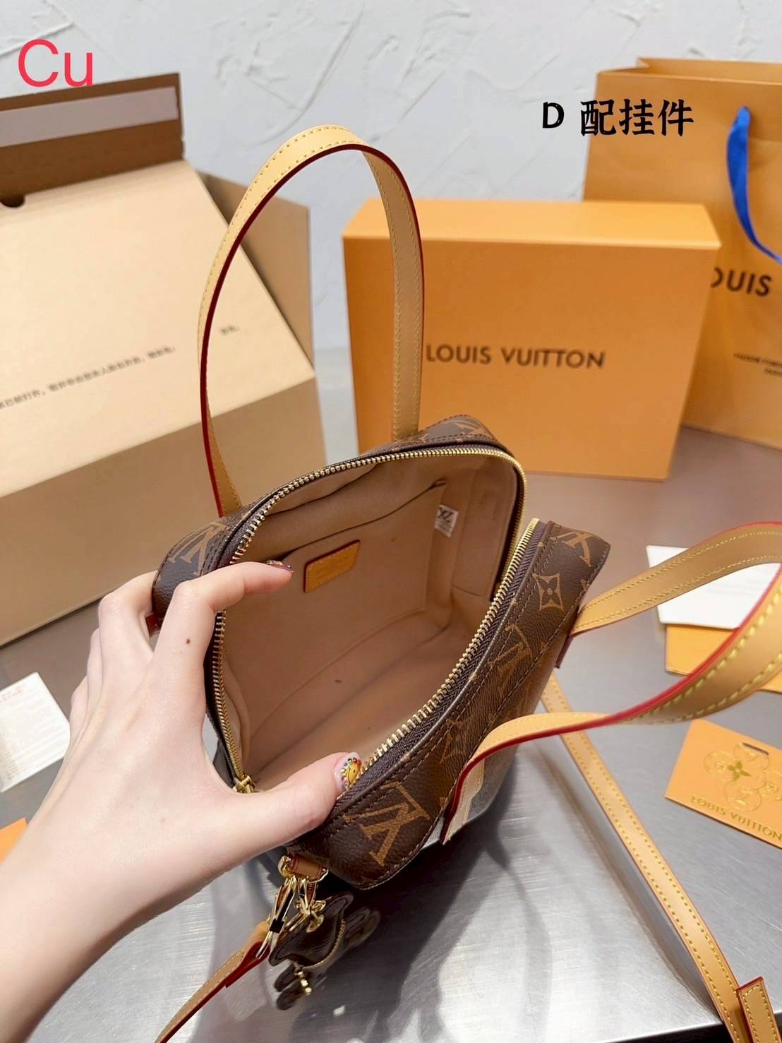 LV Spontini Tote Bag กระเป๋าทรงโท้ทวินเทจ รุ่นตามหาที่หายากมากๆ พร้อมส่งแล้ววันนี้ รีบจับจองน้าา งานพิมพ์ลายโมโนแกรมคมชัด ซิปรอบ หูจับในตัวพร้อมสายสะพายยาว ภายในโล่งกว้าง สวยคลาสสิก