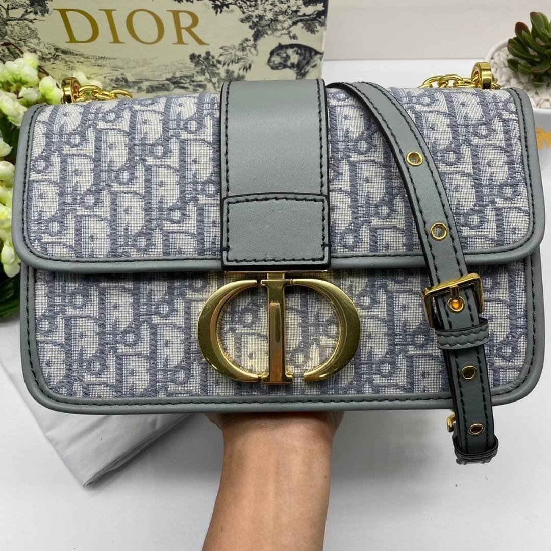 หนังแท้ CHRISTIAN DIOR 30 MONTAIGNE BAG Oblique Jacquard เอกลักษณ์ของความหรู น้ำหนักเบา ไอเท็มหายาก!! Best seller!! ยกให้น้องเลย!! ดีไซน์เรียบหรูในความเป็นเอกลักษณ์ ใช้งานง่าย สะดวก ได้ทุกโอกาส แนะนำเป็น everyday bag ติดตัวไว้เลยจ้าสาวๆ พร้อมส่งที่ไทย ภาพ