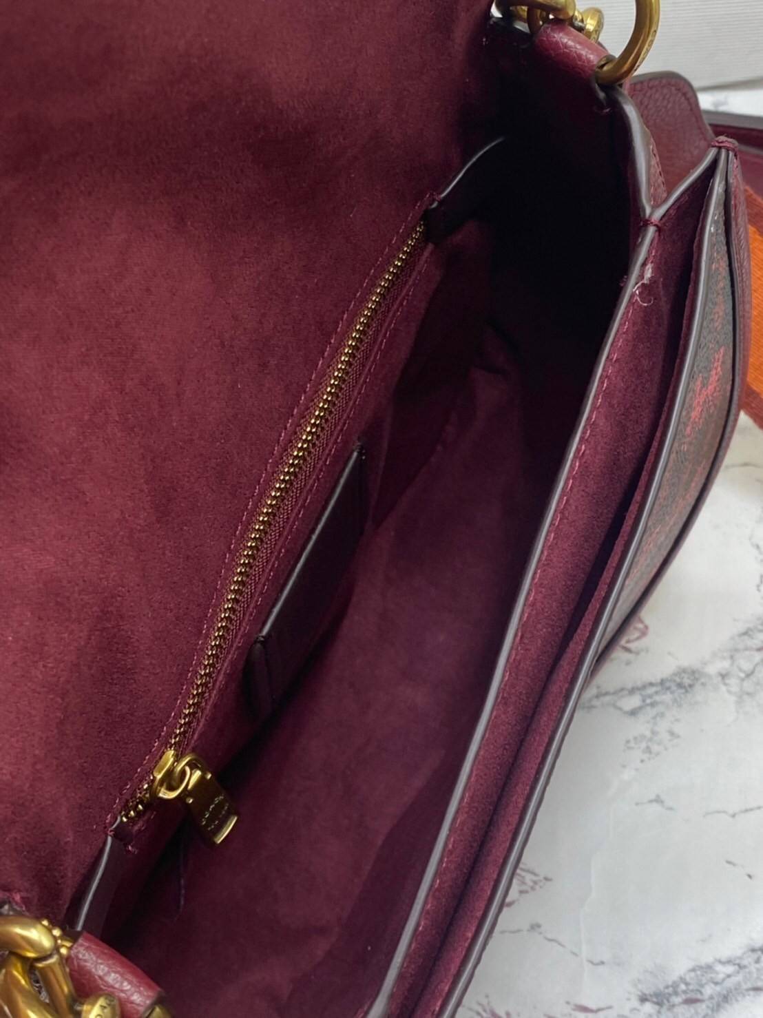 COACH BEAT SADDLE BAG WITH HORSE AND CARRIAGE C0747 ฮอตไฟลุก! สีหายาก ละมุนคุณหนู คอลเลคชั่นใหม่ ดีไซน์หรูหรา พิเศษมากๆมาพร้อมสายสะพาย 2 เส้น ใช้คู่กันหรือแยกสะพายก็สวยครบสูตร กระเป๋าสะพายทรง saddle คลาสสิค เปิด-ปิดด้วยกระดุมแน่นหนา ภายในเป็นช่องโล่ง ใส่ข