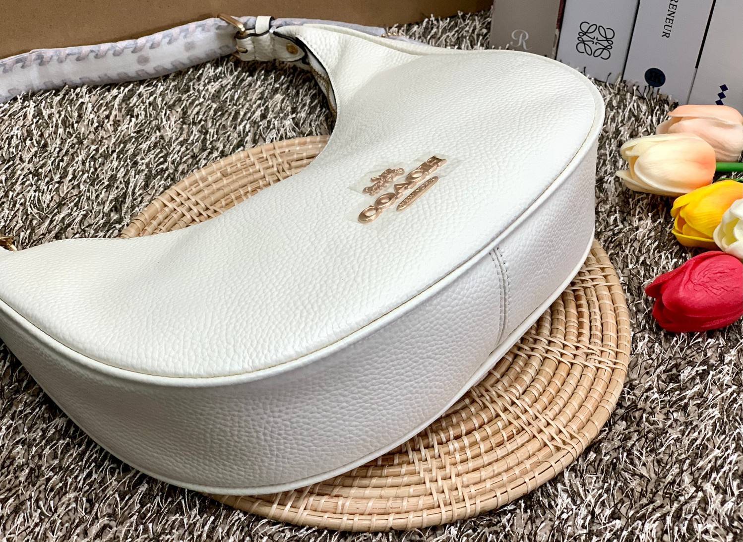 COACH BAILEY HOBO WITH WHIPSTITCH ((C4108//C1322)) พร้อมส่งที่ไทย!! สวยจริงไม่จกตาแน่นอนค่าา กระเป๋าทรงโค้ง ใช้แบบหิ้วหรือคล้องไหล่ก็ดูดี ใช้วัสดุหนังแท้ชั้นดี หนังสวยมากๆค่ะ ด้านหน้าใช้อะไหล่แบรนด์ตัวใหญ่ หรู ดูสะดุดตามีเดียว