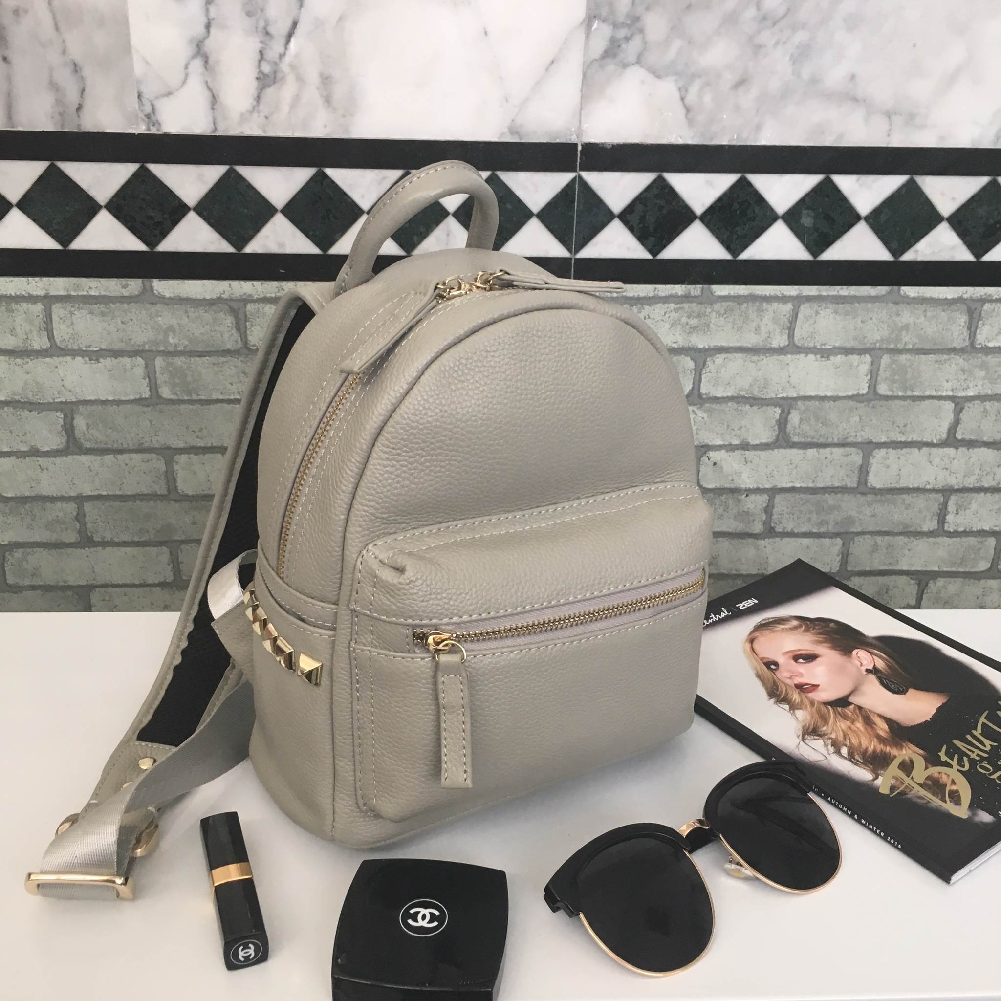 รุ่นใหม่ล่าสุดเลย ห้ามพลาดน๊า !!! งานหนังแท้ ทางร้านได้ รุ่นสุด Chic ทรง mini mini น่ารักๆ จากแบรนด์ KEEP มาฝากคะ กระเป๋า หนังแท้เนื้อดี ลายหนังชัด ทนทานคะ น้ำหนักเบา ดีไซด์ ทันสมัย เข้าได้กับทุกชุด สายสะพายเป็นหนังมีอัดแผ่นรองเพิ่มความนิ่มเวลาสะพายคะ ด้า