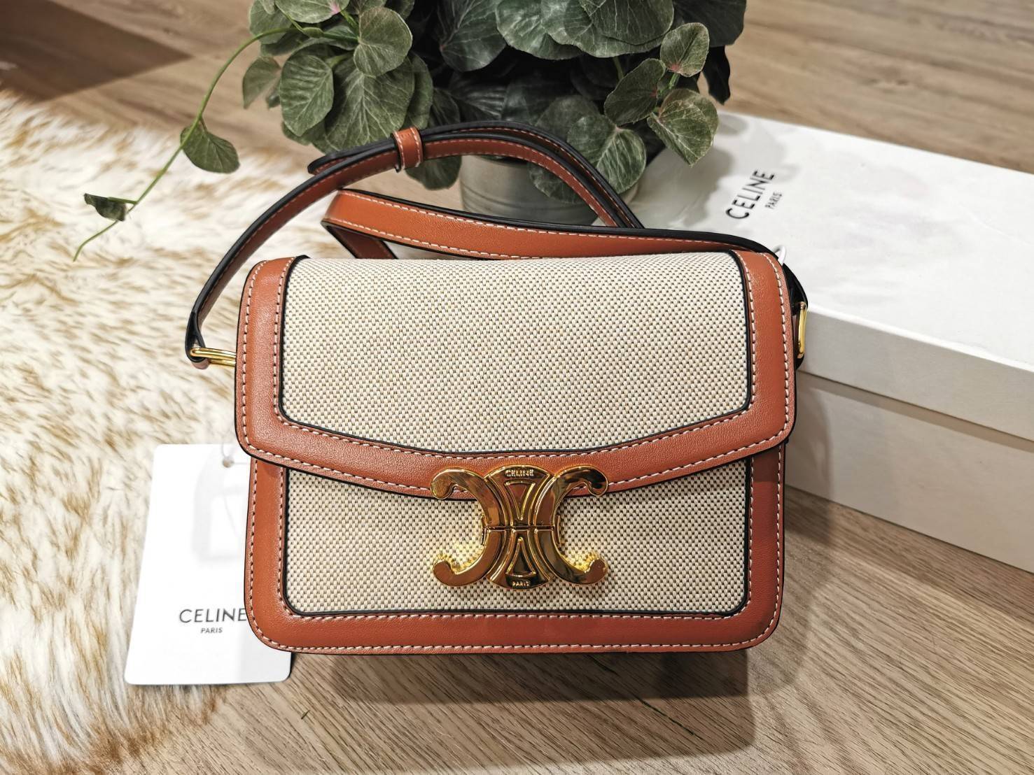 CELINE TRIOMPHE CROSSBODY BAG VIP GIFT WITH PURCHASE-GWP พรีเมี่ยมกิ๊ฟ Limited Edition จาก CELINE PERFUME DUTY FREE COUNTER วัสดุ TRIOMPHE CANVAS & LEATHER ทรงเหลี่ยมหนังสวยหรูอยู่ทรงเปิดปิดด้วยฝาปิดโลโก้แบรนด์อะไหล่ทอง