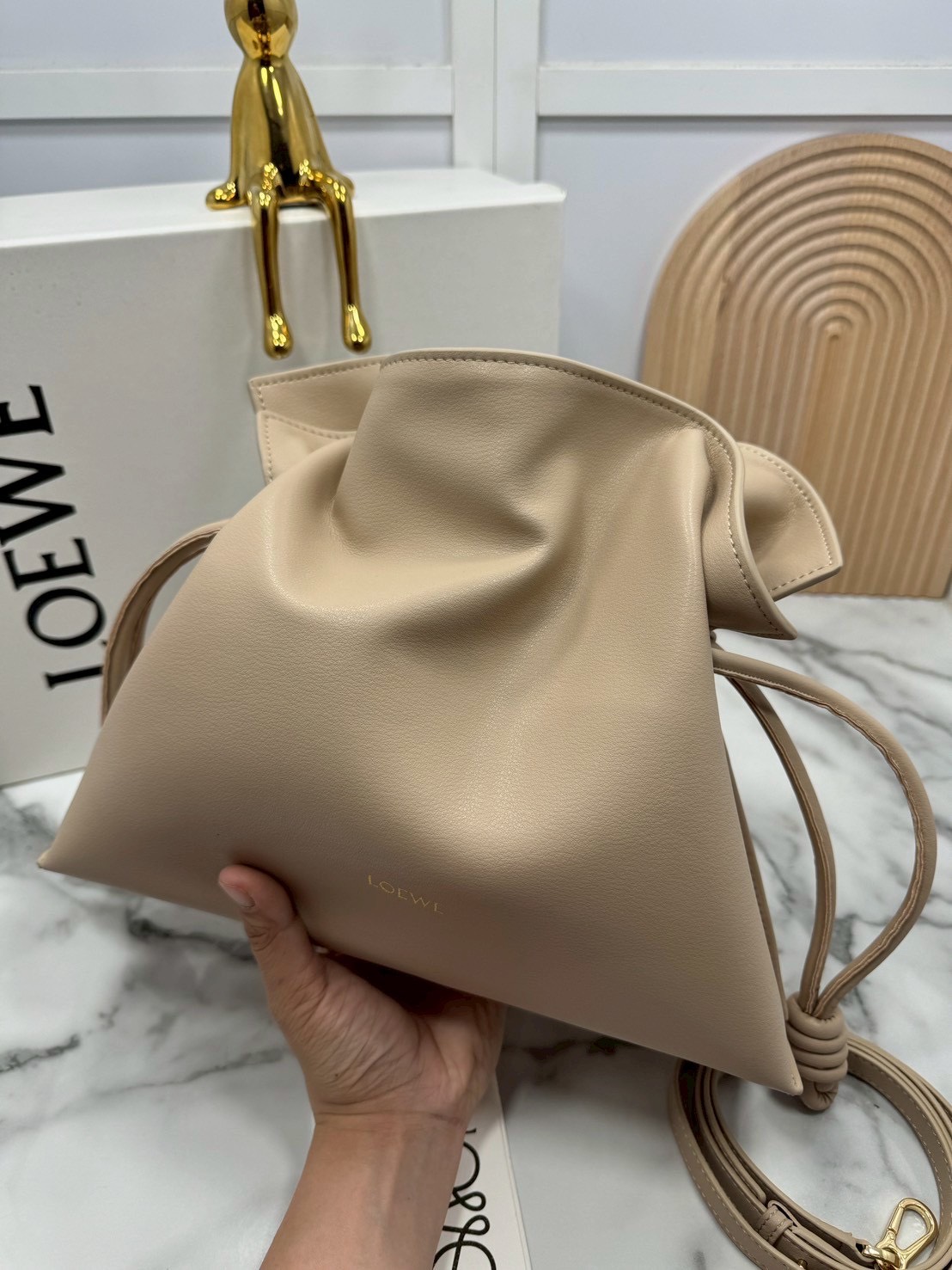 ORI หนังแท้ | Medium Loewe Flamenco clutch in nappa leather 30cm กระเป๋าสะพายทรงคลัชดีไซน์รูดเชือก เรียบหรูดูแพง เรียบง่ายใช้งานสะดวก หนังแนปป้าให้สัมผัสนุ่มสบายผิว มาพร้อมสายสะพายร้อยห่วงหรูหรา