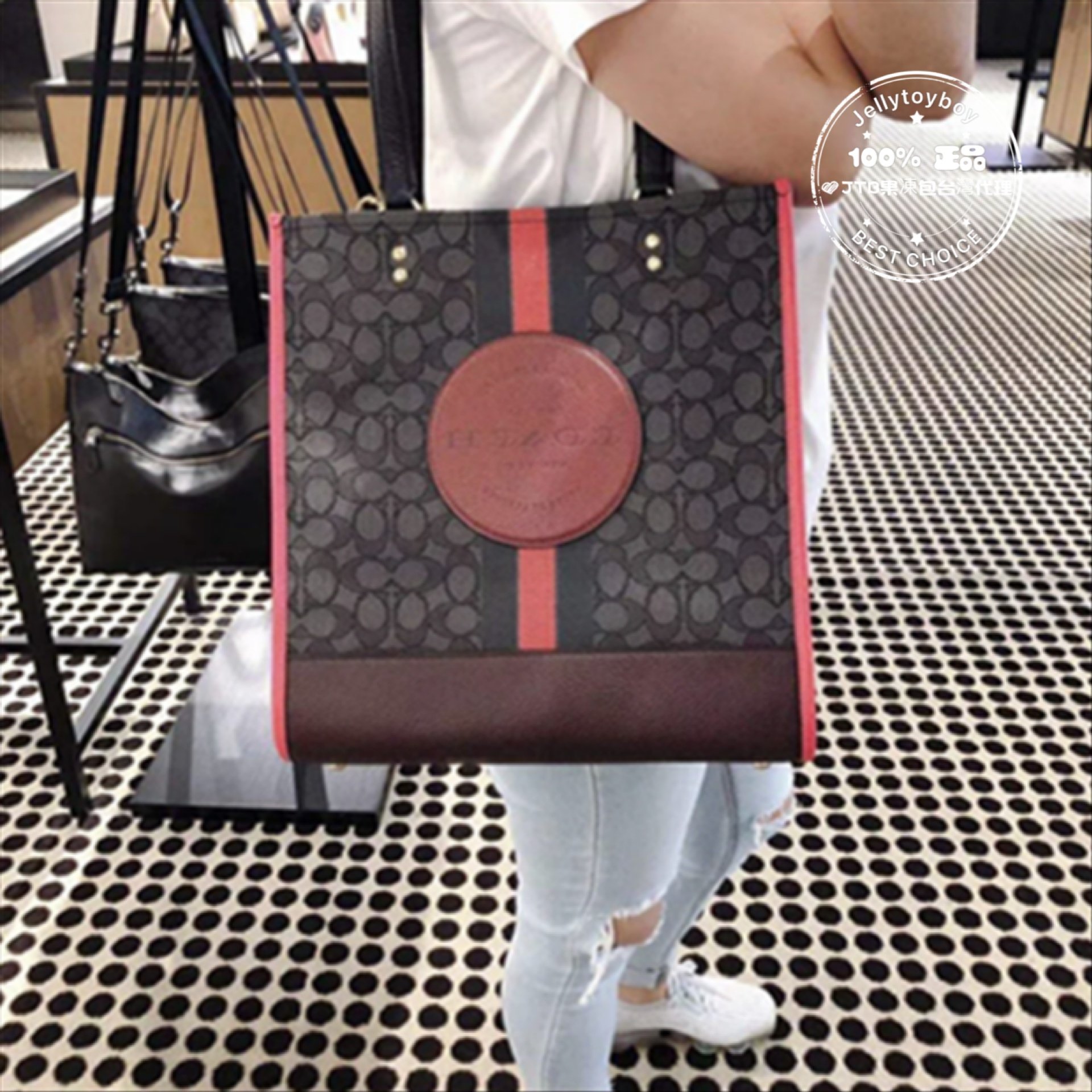 OUTLET 】COACH DEMPSEY TOTE IN SIGNATURE JACQUARD COACH C1917 Dempsey Field Tote คอลเลคชั่นใหม่ เอาใจสายคุณหนู กระเป๋าทรงโท้ท ไซส์กำลังสวย น่ารักน่าใช้มากๆ ฟังก์ชั่นการใช้งานสะดวกที่สุด มีทั้งสายคล้องในตัว และสายครอสบอดี้ วัสดุผ้า jacquard สลับหนัง pepble 