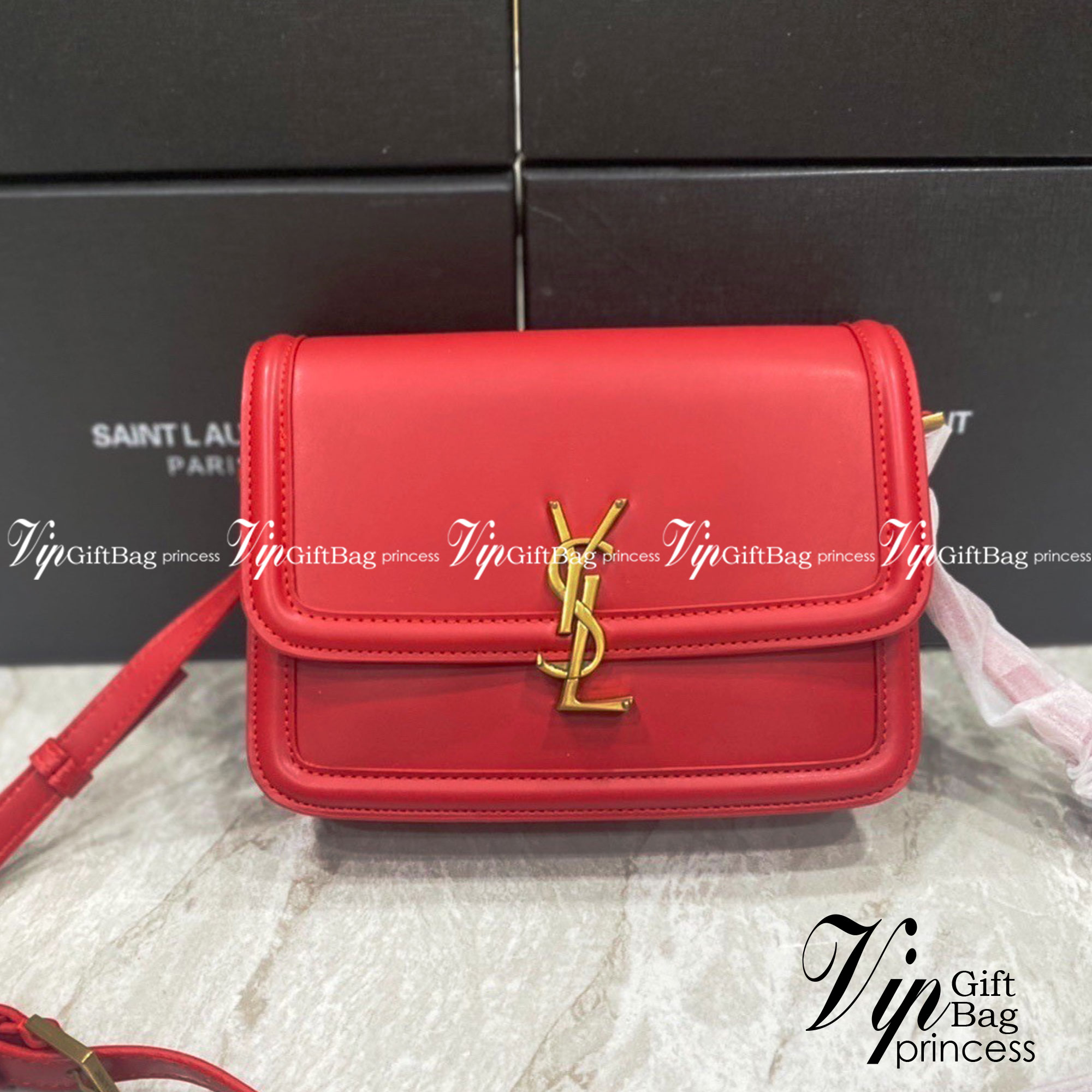 ไอเท็มขึ้นแท่น the best seller!! YSL SOLFERINO SATCHEL LEATHER / YSL crossbody bag กระเป๋าสะพายข้าง โลโก้โดดเด่น ดีเทลดูแพงด้วยตัวล็อค ใช้งานง่าย แน่นหนา งานหนังสวยเต็มใบ ภายในเป็นช่องโล่ง ใส่ของสำคัญได้เลยสบายๆ สายสะพายครอส ปรับใช้ได้ตามตัว ใบจริงสวยคม ร