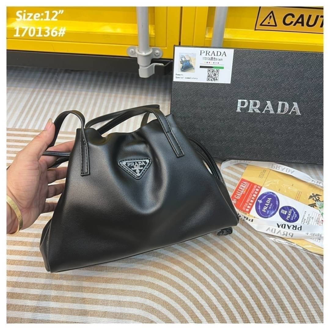 PRADA medium leather handbag กระเป๋าสะพายไหล่ดีไซน์สวยใช้งานง่าย สะเทือนวงการแฟชั่นแบบสุด! สาวๆหนุ่มๆติดแกลมต้องไม่พลาด สวยดูแพง