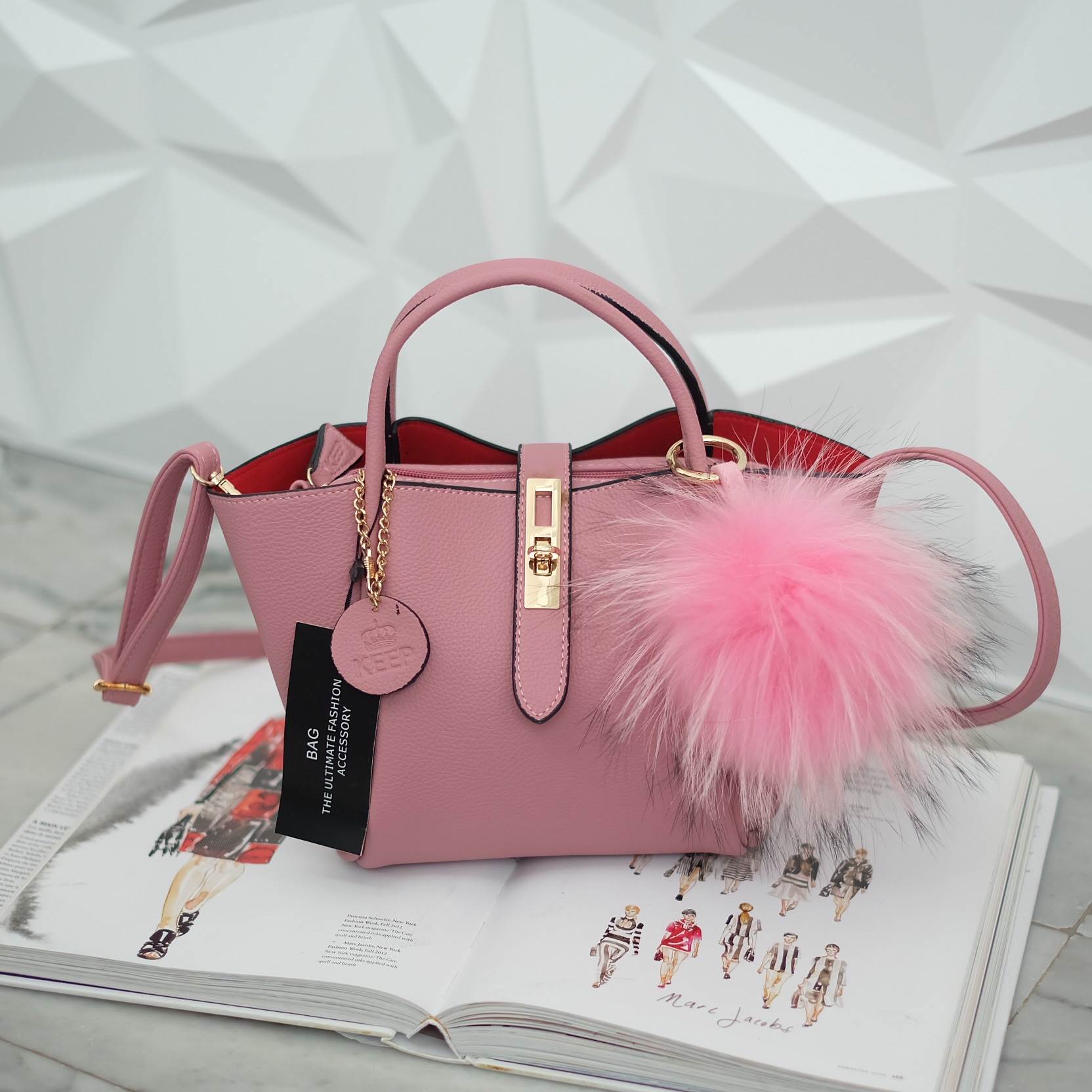 โฉมใหม่ ไฉไลกว่าเดิม 🌈everyday keep handbag 👑สวย หรู เวอร์วัง อีกแล้วค่า 👍 กระเป๋า ถือ//สะพายข้าง หนังสวยๆ มาพร้อมพวงกุญแจ ปอมปอม ฟรุ้งฟริ้ง ขนเฟอร์แท้ ยิ่งใช้ยิ่งฟูสวย น่ารักมาก เข้ากับกระเป๋าคะอย่างดี กระเป๋า เนื้อนิ่มหนา อยู่ทรง