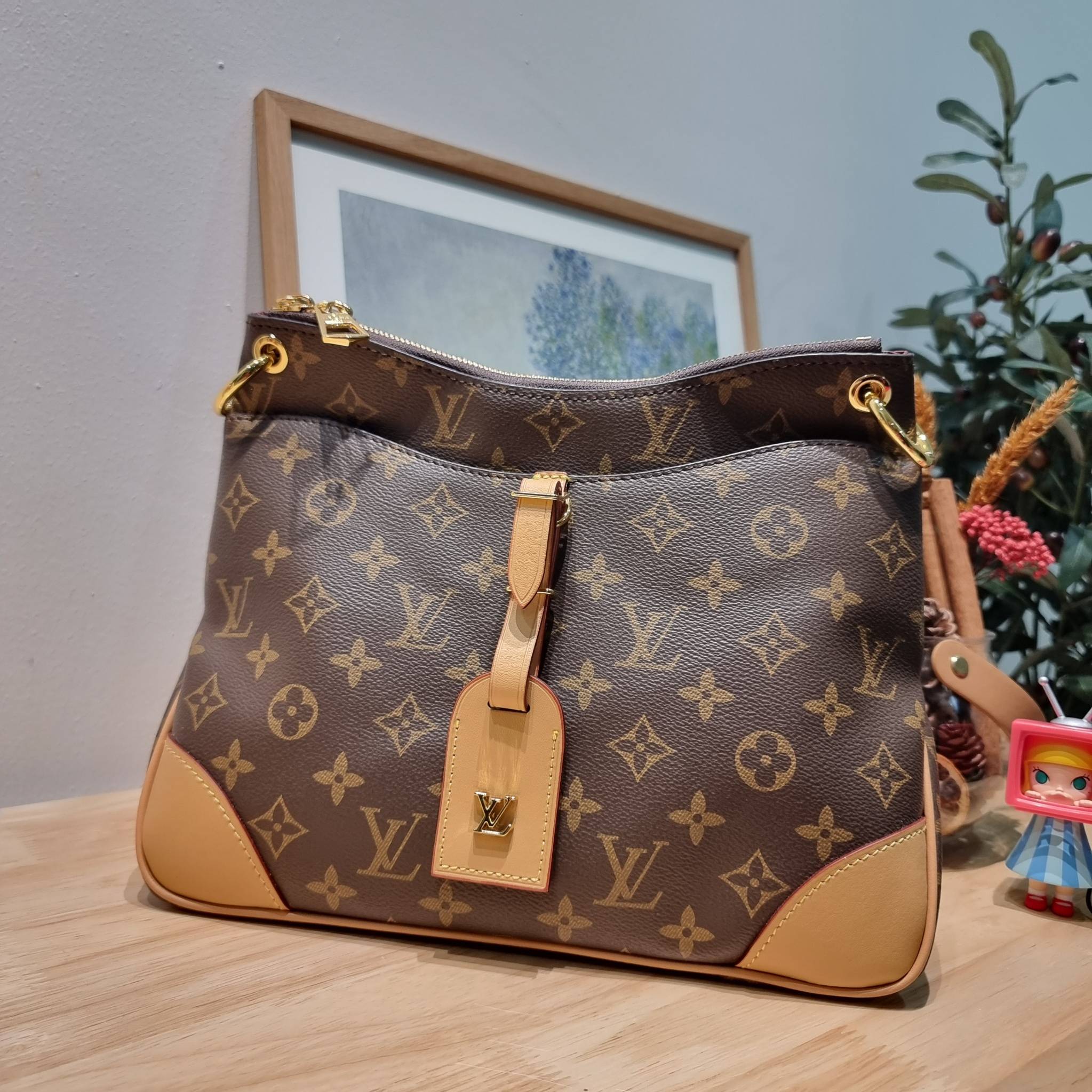 LV Odeon PM 2020 กระเป๋าสะพาย ดีไซน์คลาสสิค ใบใหญ่กำลังดี ทำให้ใช้งานได้สะดวก วัสดุหนังแคนวาสทนทาน