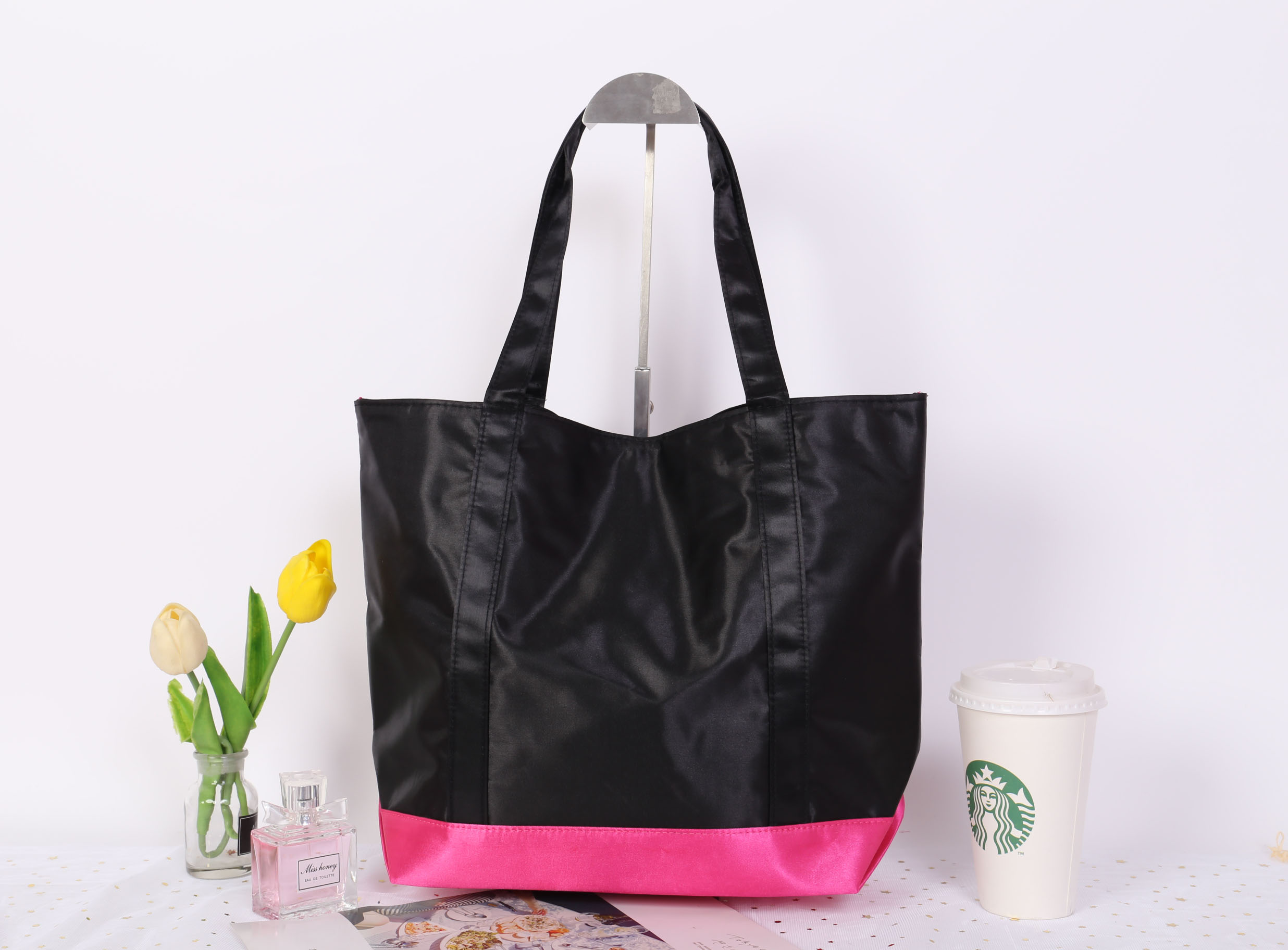 Chanel Satin Shoulder bag วัสดุ (Material) : Satin กระเป๋าสะพายข้าง ขนาดกำลังดีค่ะ ใส่เอกสารหนังสือได้นะคะ ด้านในซับผ้าลายเดียวกับสีกระเป๋าเลยค่ะ เป็นกระดุมแม่เหล็กเปิดปิด สินค้าพรีเมี่ยมแท้ แถมจากเค้าเตอร์แบรนด์ประเทศญี่ปุ่นค่ะ