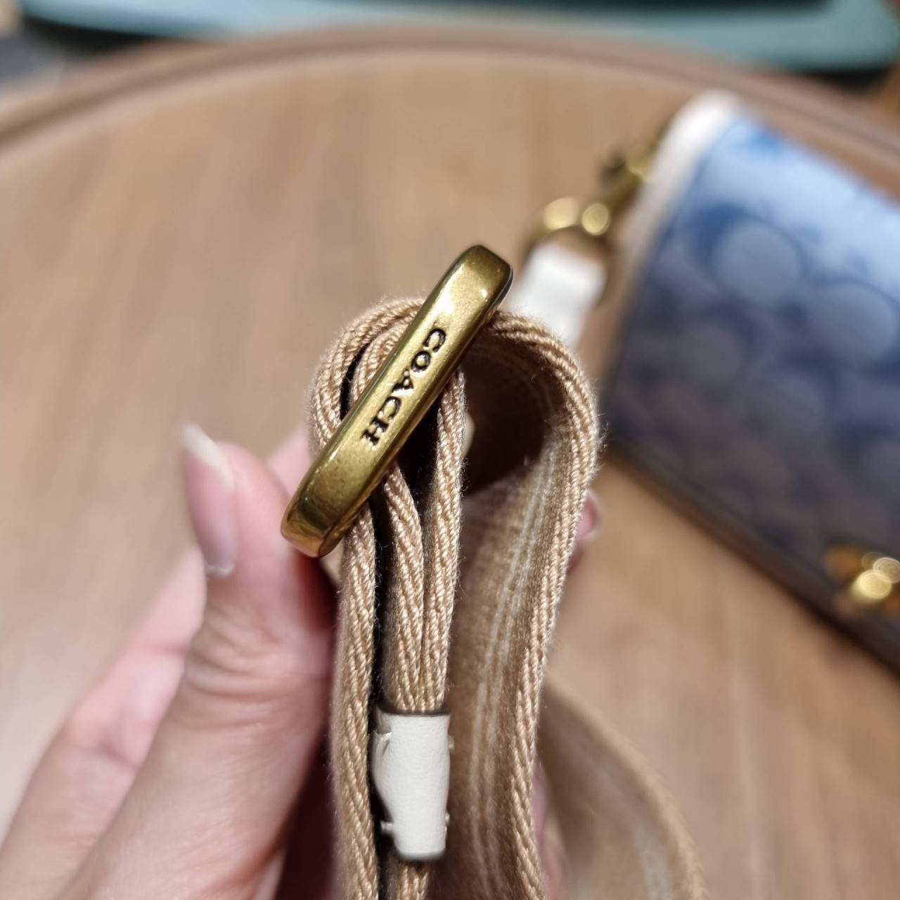 COACH C3824 FOLDOVER CROSSBODY CLUTCH IN SIGNATURE JACQUARD คลัทช์เก๋ๆที่สาวๆตามหา 2IN1 ไปอีกหนึ่ง!! กระเป๋าสะพายทรงคลัชท์ ใช้งานได้ถึง 2 แบบ จะพกเดี่ยวๆแทนกระเป๋าสตางค์ หรือคล้องสายสะพายข้าง สะพายชิคๆคูลๆ ก็ได้อีก มันดีงามมากทุกสี เพราะความละมุนของผ้า ja
