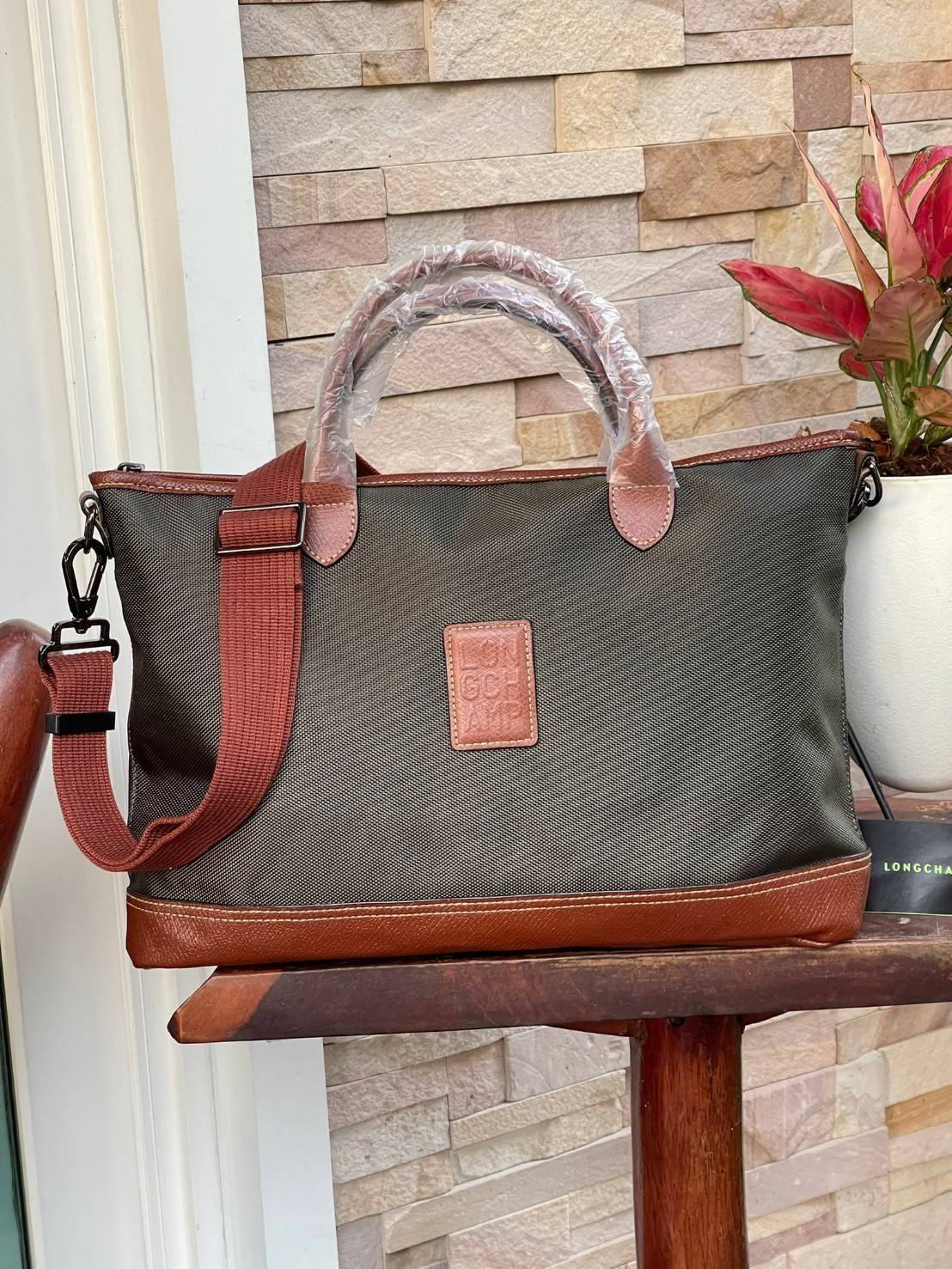 LONGCHAMP BOXFORD TRAVEL BAG M กระเป๋าเดินทางขนาดกลาง มาพร้อมสายสะพายที่สามารถถอดได้ ให้คุณเลือกสะพายไหล่หรือถือได้ มีซิปรูดเปิดปิดกระเป๋าที่ให้คุณมั่นใจได้ว่าคุณจัดเก็บไอเท็มของคุณได้อย่างมิดชิด บ็อคฟอร์ด (BOXFORD) สะท้อนความเป็นเอกลักษณ์ของแบรนด์ที่เปี่