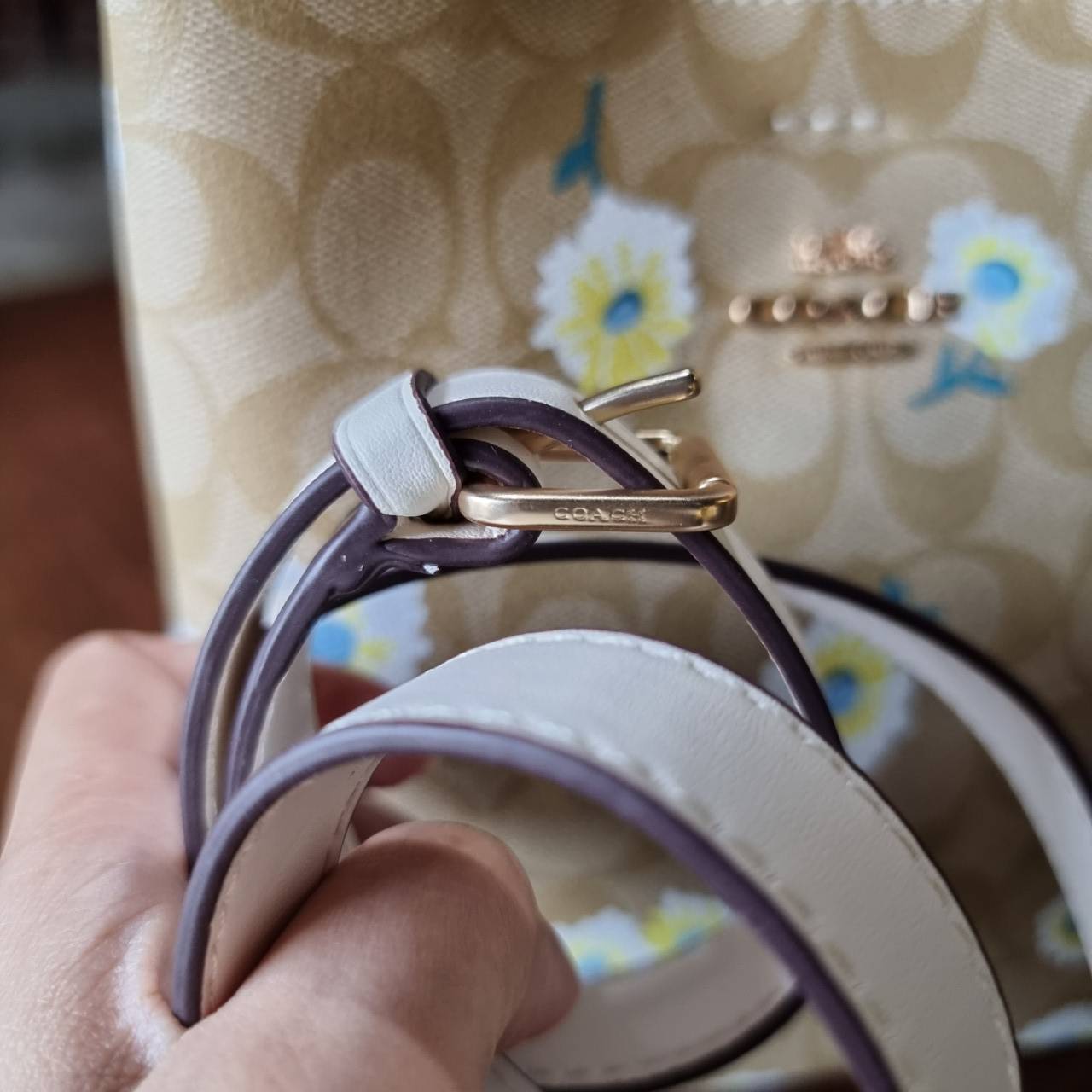 OUTLET 】COACH C3411 SMALL TOWN BUCKET BAG IN SIGNATURE CANVAS WITH DAISY PRINT สวยสดใสมาให้ถึงบ้านจ้า!! กระเป๋าทรงบัคเก็ตยอดฮิต รอบนี้น่ารักมุ้งมิ้งไม่เลิก ดีไซน์ลายดอกเดซี่คละรอบใบ วัสดุหนังแคนวาสเคลือบลาย ปากกระเป๋าเปิด-ปิดด้วยกระดุมแม่เหล็ก 2ฝั่ง มีหูจ