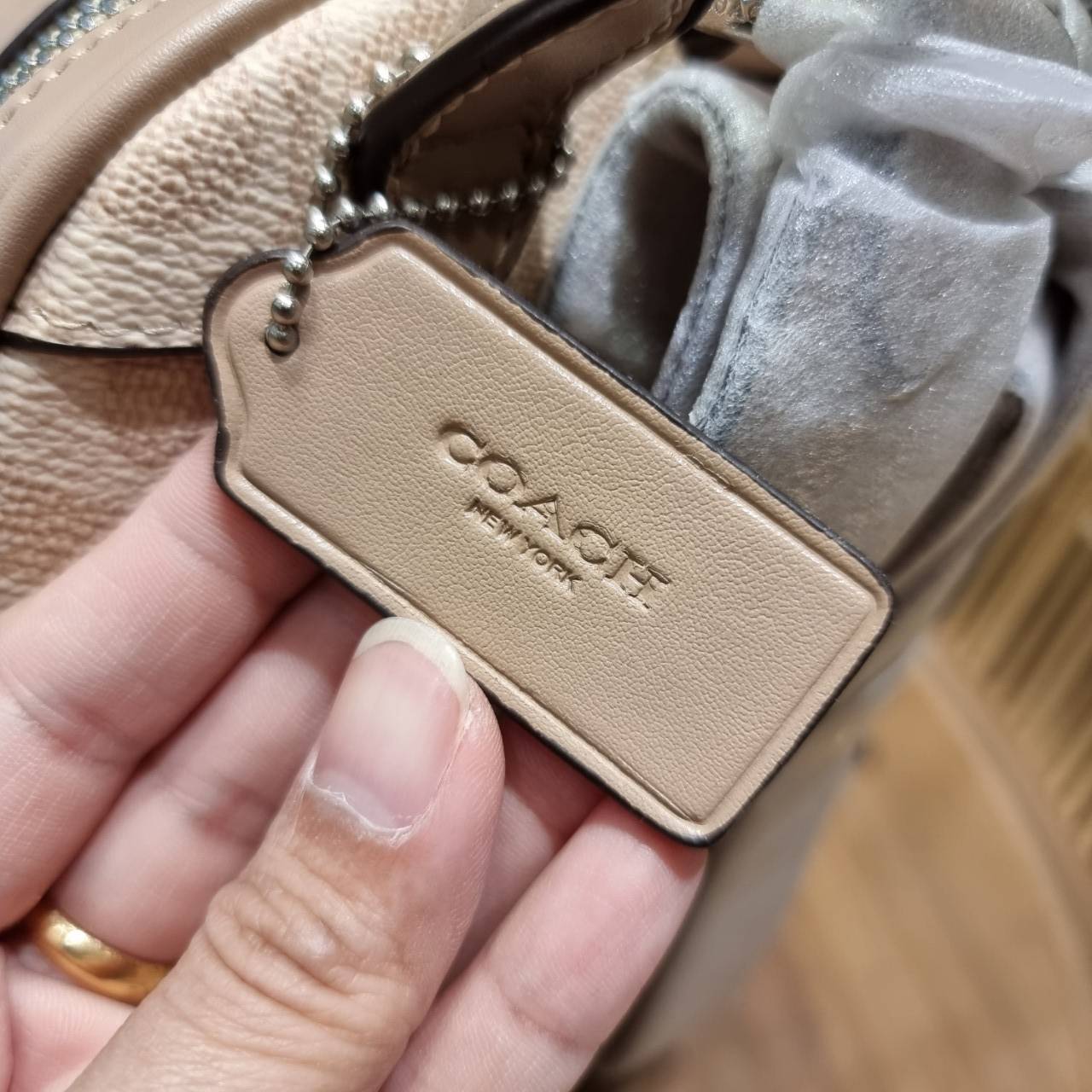 COACH 3892 DISNEY MICKEY MOUSE x COACH SIGNATURE SMALL BACKPACK เป้รุ่นลิมิเต็ดสุดหายาก!! คิ้วท์ๆ น่ารักน่าใช้มากๆ ด้วยดีไซน์ที่โดดเด่น 🎒💓 วัสดุหนังแคนวาสคุณภาพดี มีช่องซิปแยกให้หลายช่อง สายสะพายปรับได้ตามถนัด รุ่นนี้ขับผิวดีมากๆ ถ่ายรูปได