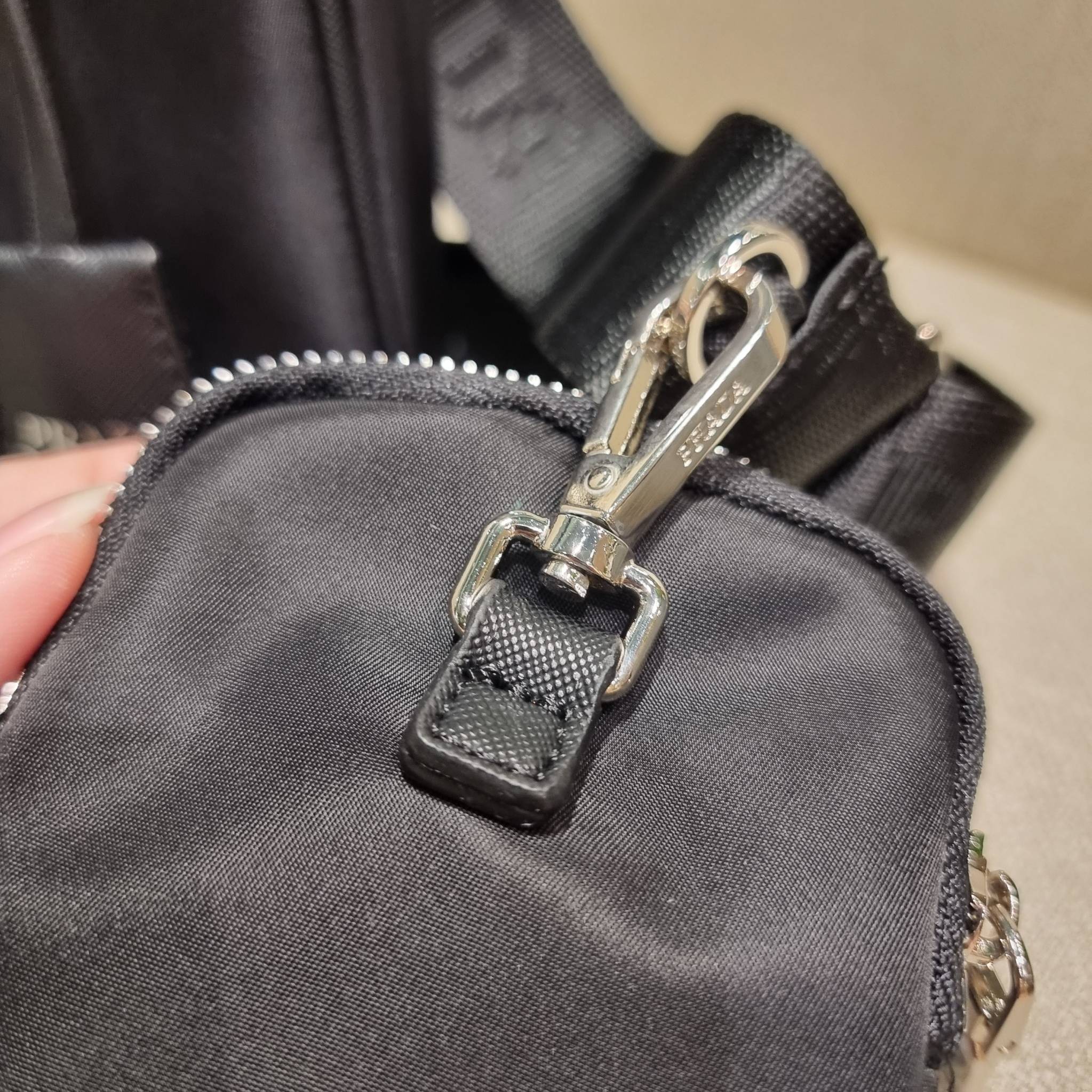 VIP 🥂 PRADA RE-EDITION 2005 RE-NYLON SHOULDER BAG ไอเท็มสุดปัง ที่ฮิตตลอดกาลไม่ว่าจะปีไหนๆ จัดให้ครบทั้งสีขายดีและสีใหม่ล่าสุด ที่สายคุณหนูห้ามพลาด!! กับกระเป๋าสะพายทรงคลาสสิค เหมาะเป็น everyday bag มากๆ วัสดุผ้าไนล่อนคุณภาพ พร้อมใบลูก ไว้ใส่เหรีย